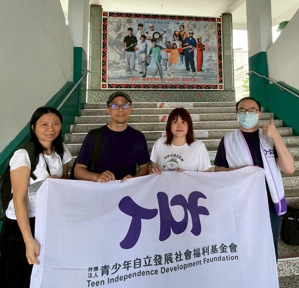 青立會與學校和講師合影