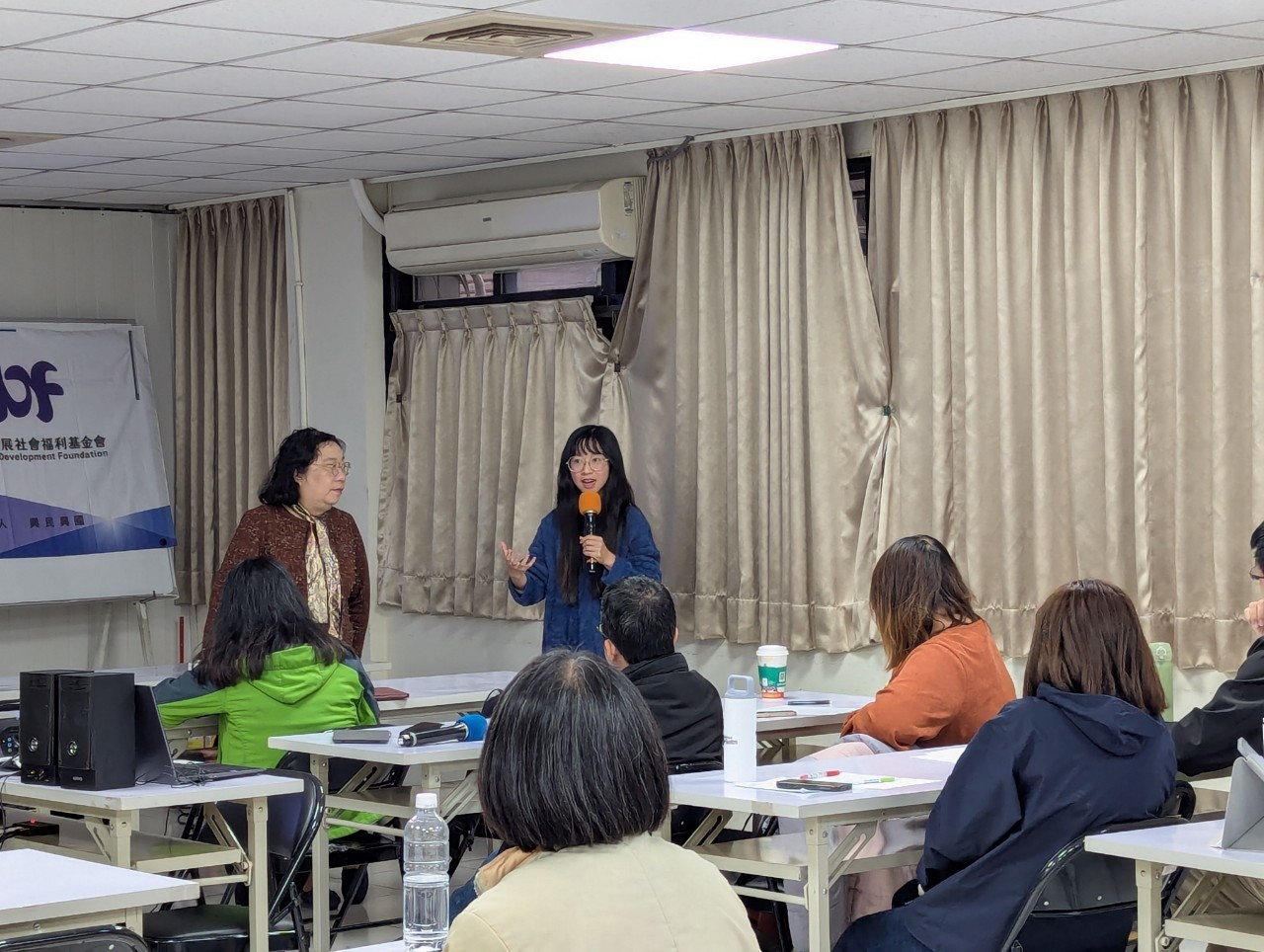 李昭蓉理事長與鄭雅云老師解說學習歷程檔案的設計