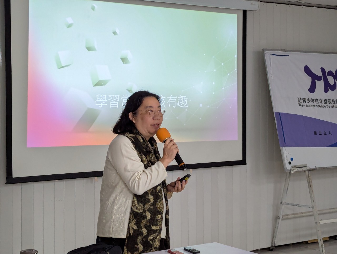 李昭瑢老師親自以語文科示範如何陪伴學生完成自學狀況報告書