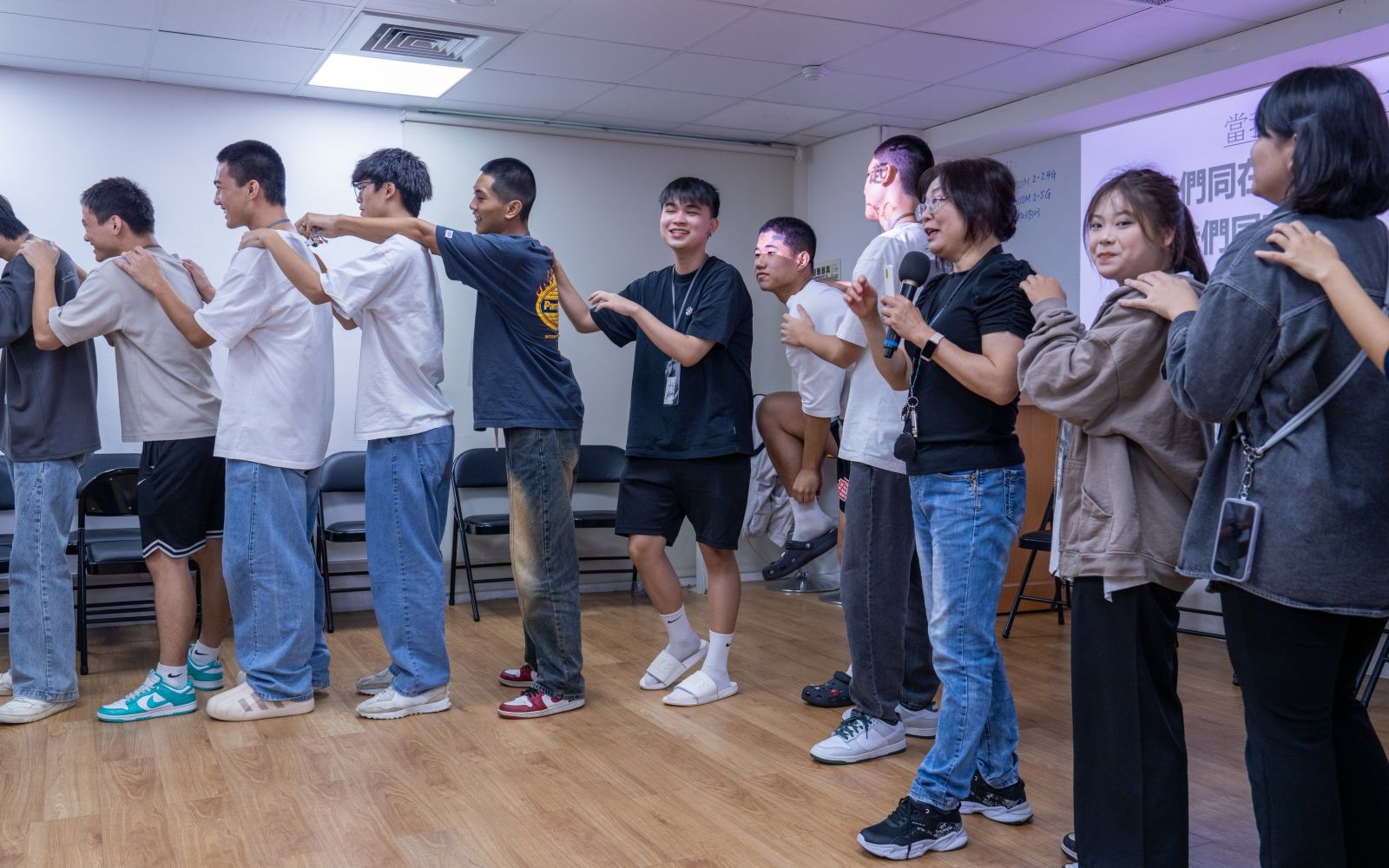 講師引領學員玩搭肩遊戲