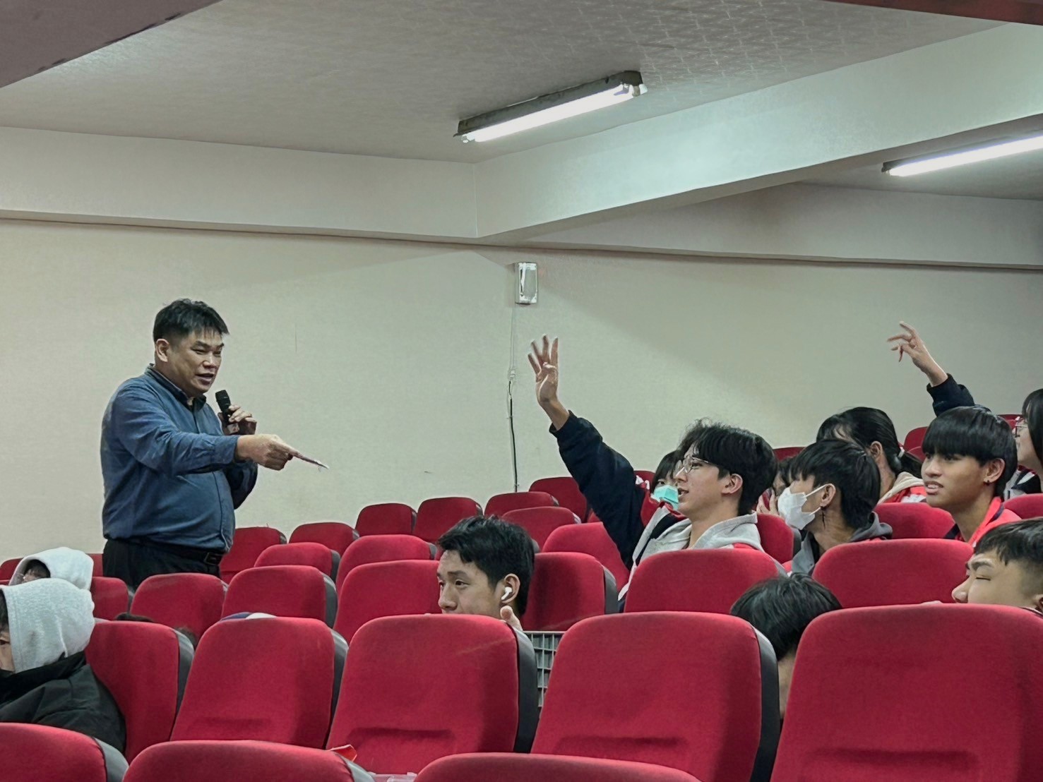 學生踴躍舉手回答提問
