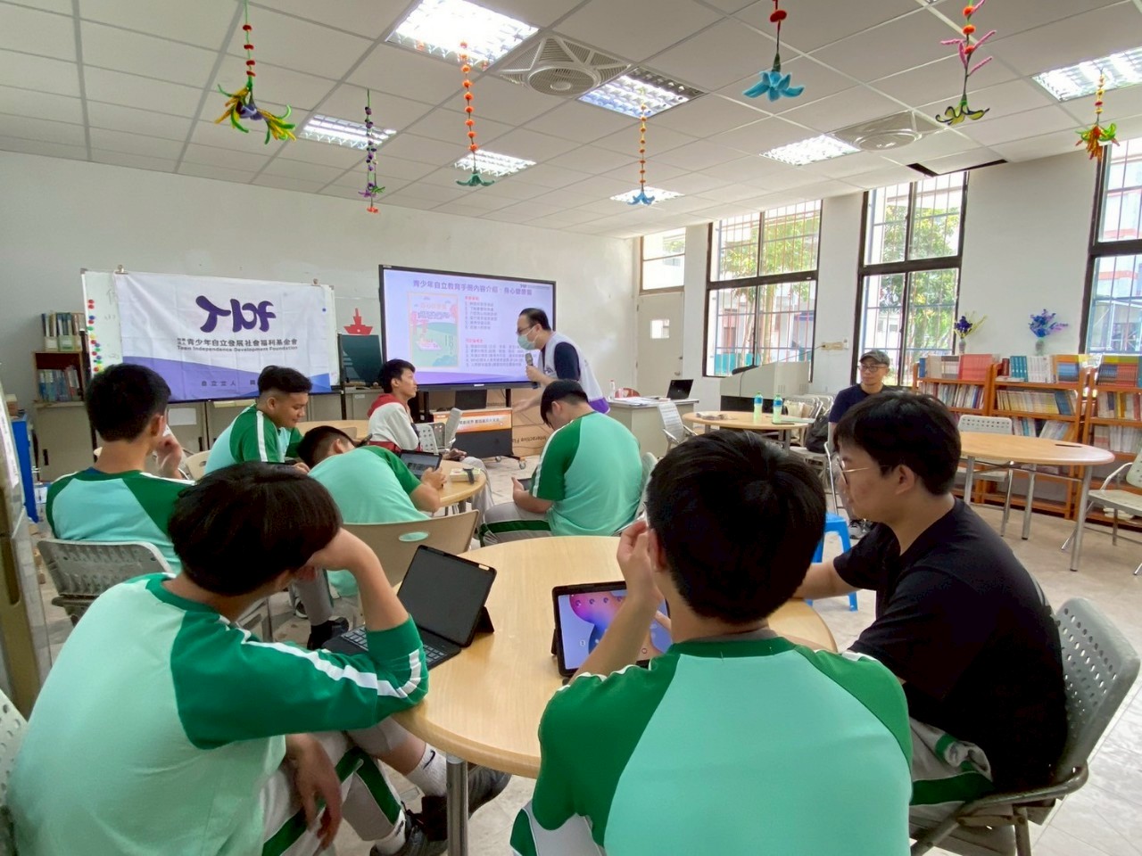 青立會研發長與學生互動2