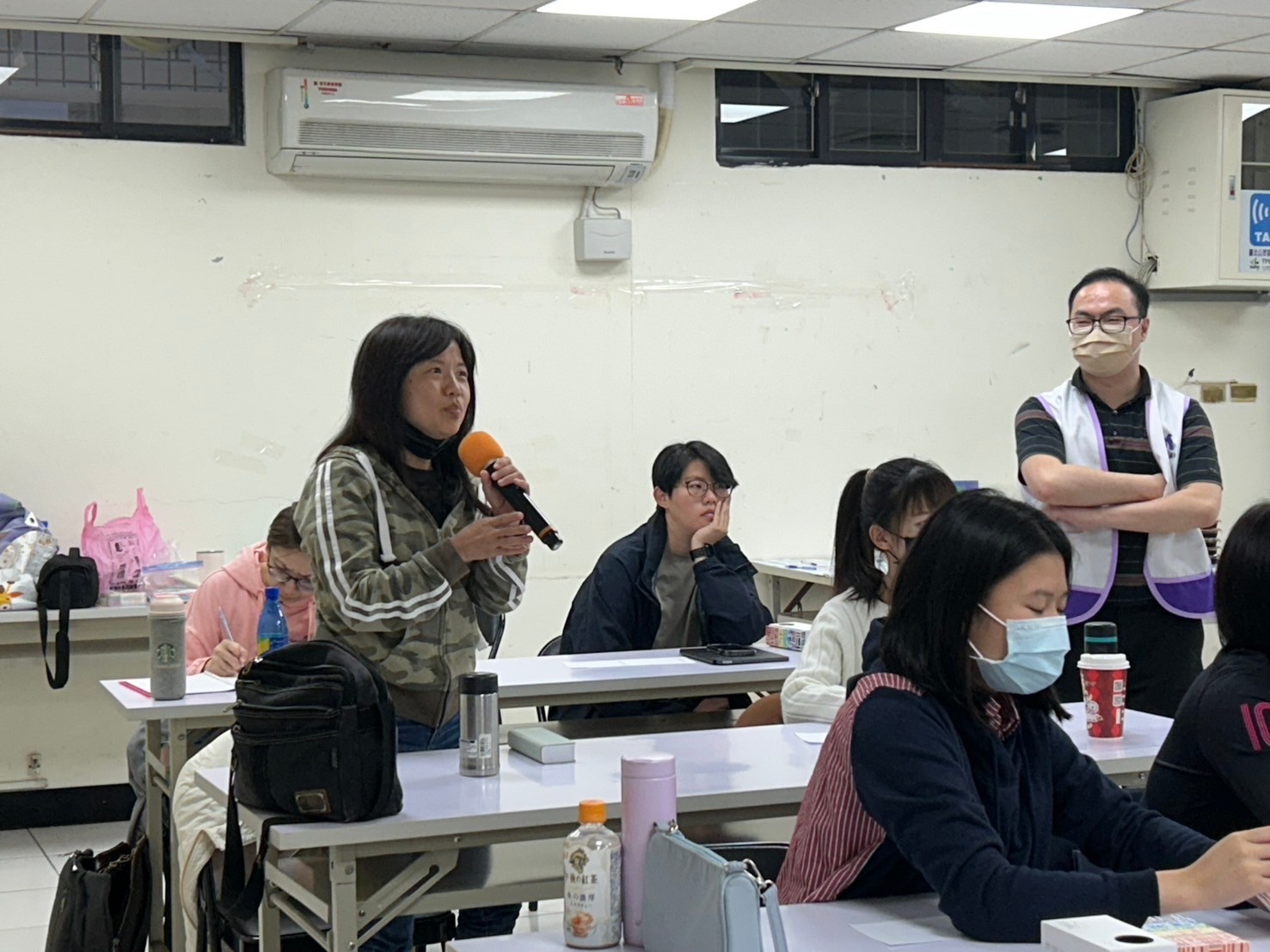 參與老師向講師詢問如何引導拒學生問題