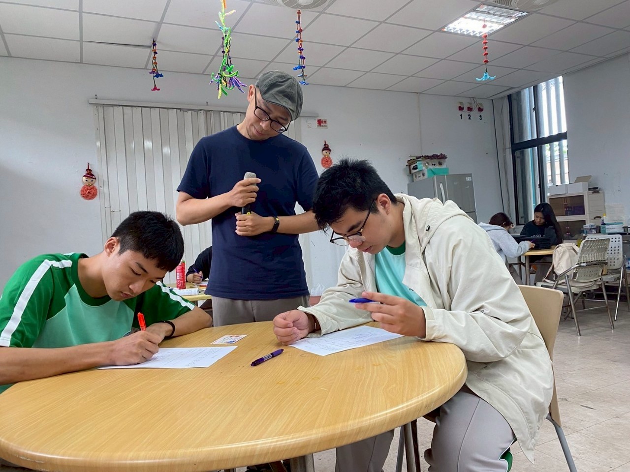 心理師引導學生完成學習單