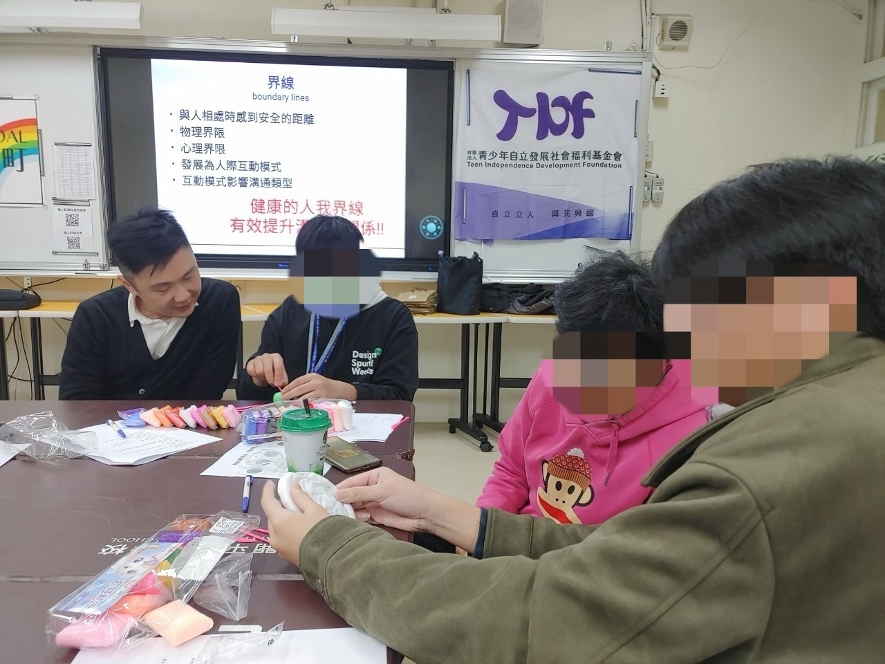 心理師與同學互相分享各自的作品