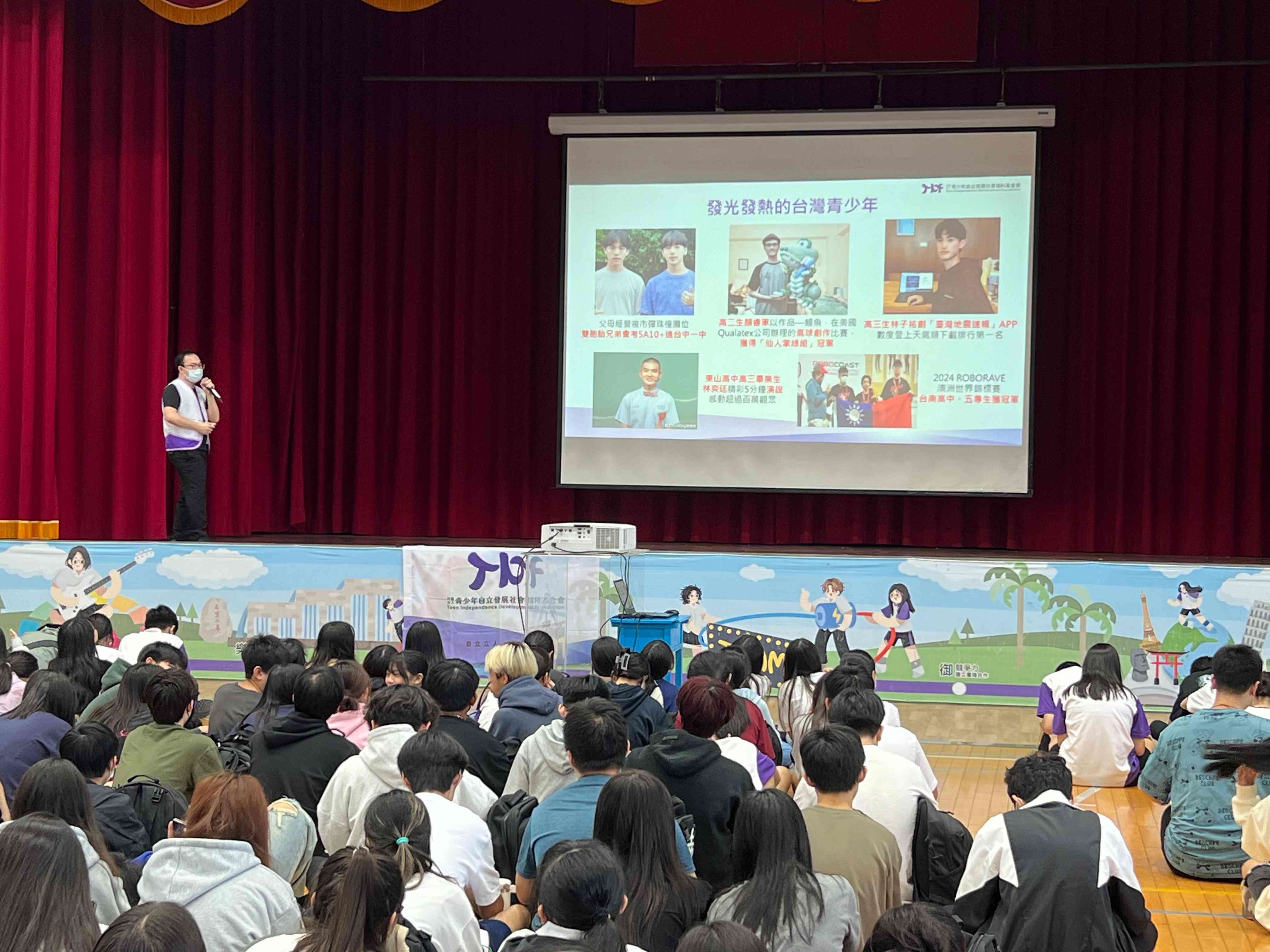 陳組長舉例多位有為的台灣青少年，鼓勵台下的士商學子