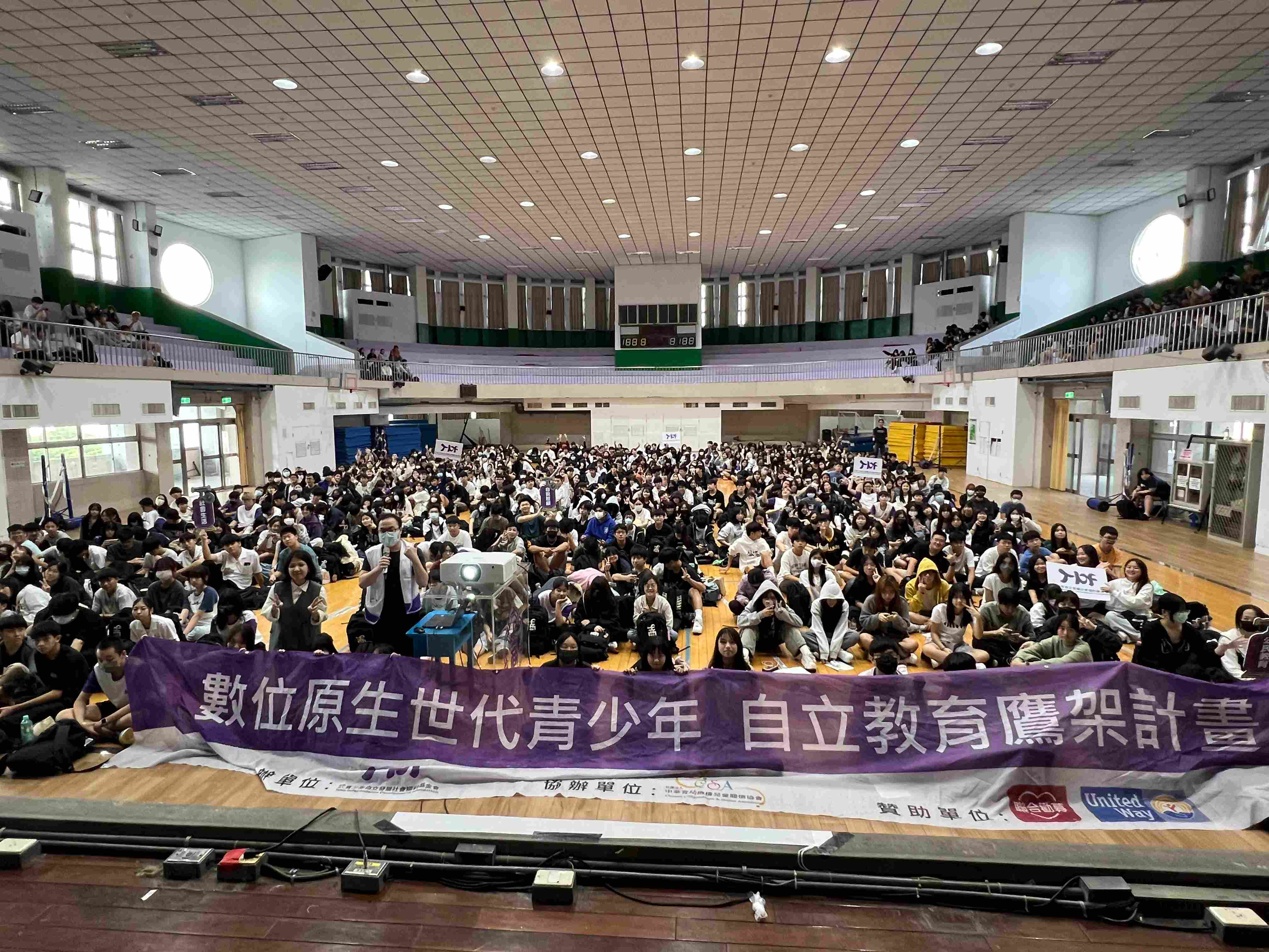 「媒體識讀」專講圓滿落幕，全體人員合照留念