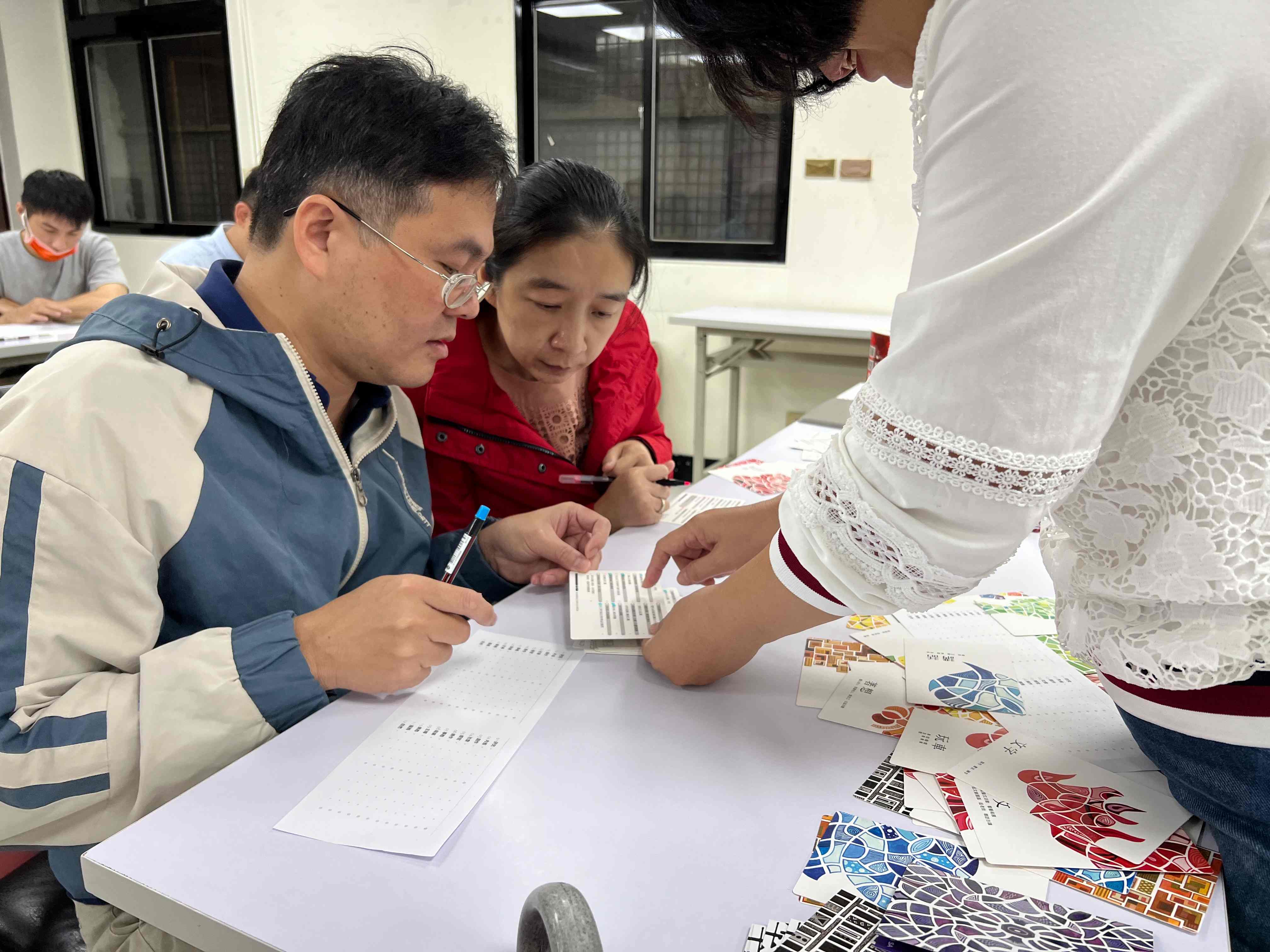 蕭老師太太教導學員如何操作牌卡