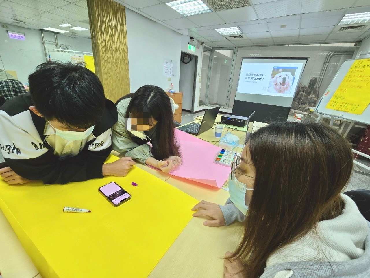 學員正在收看繁殖場的調查報導