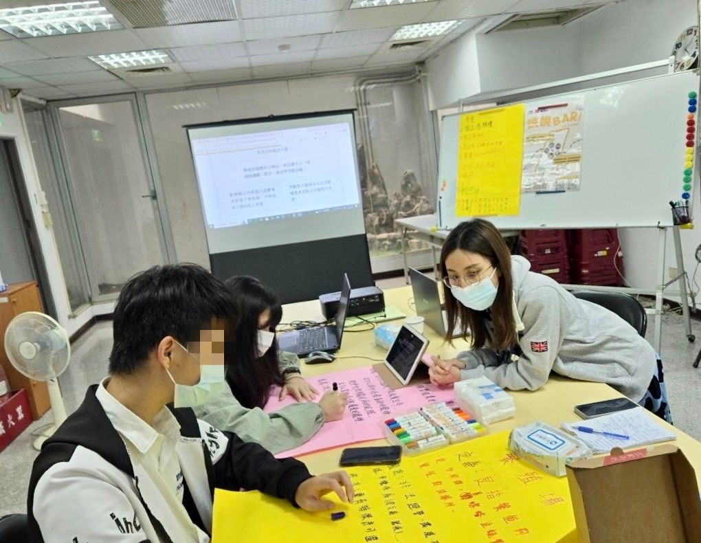 學員正在把資料撰寫在海報上