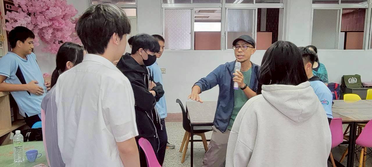 丘國鋒心理師邀請同學依據不同的情境選邊站