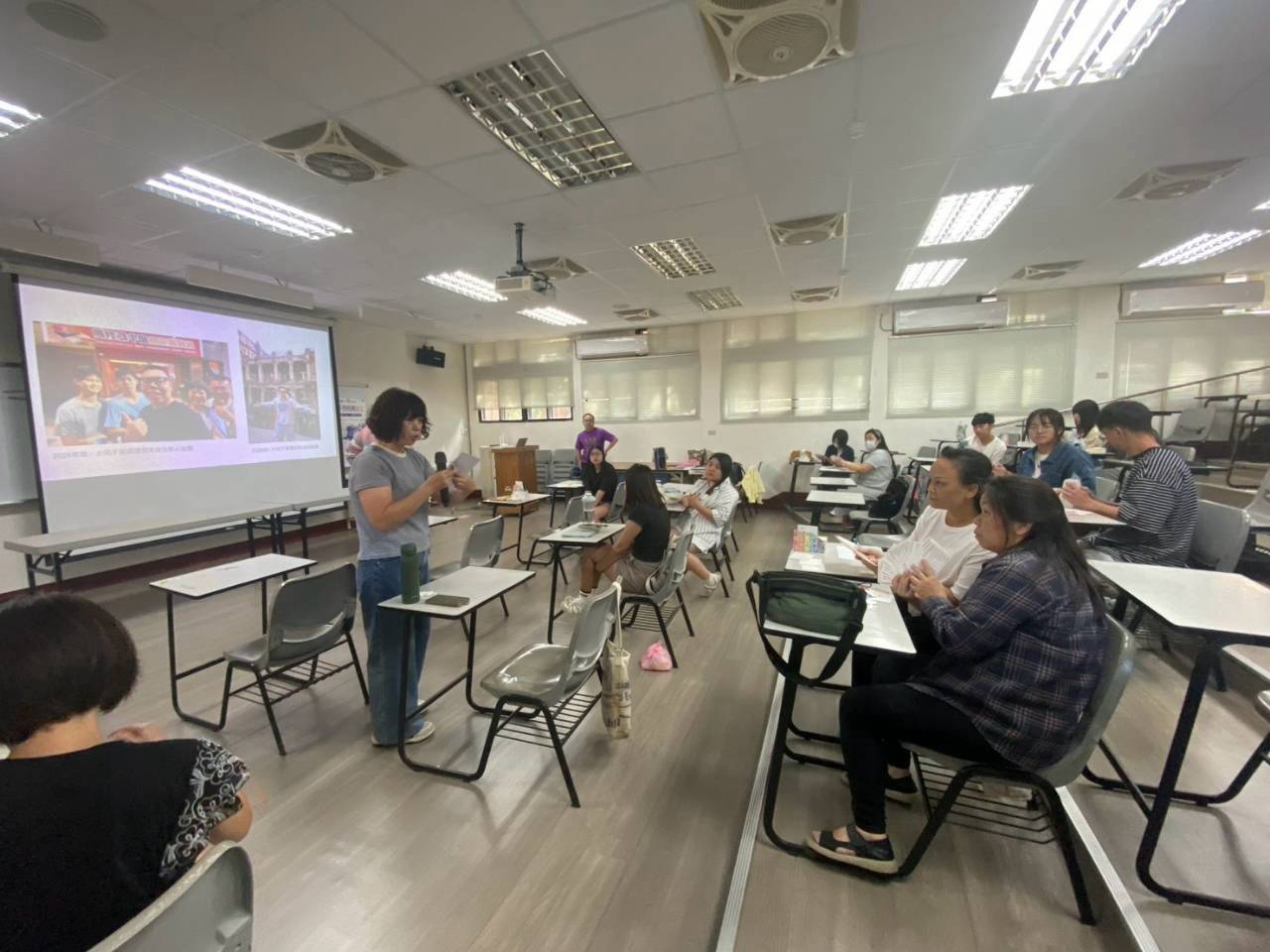 余莉瑩老師說明牌卡操作步驟