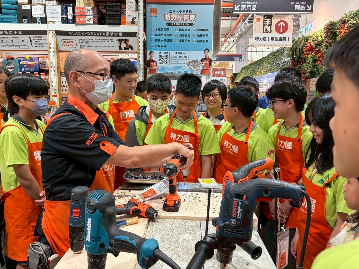 傅大哥示範電動起子機使用方式