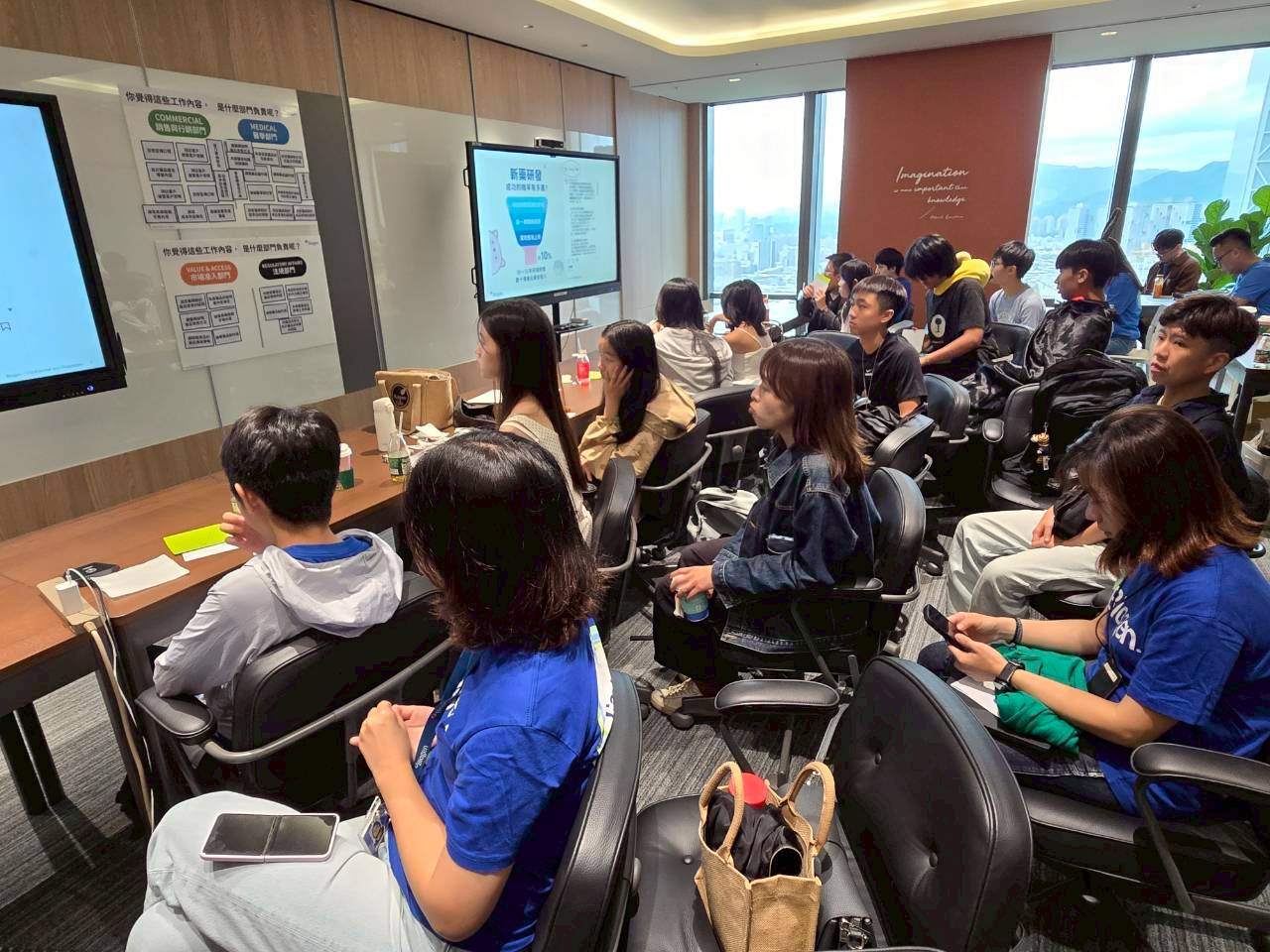 全體學員專注傾聽講座