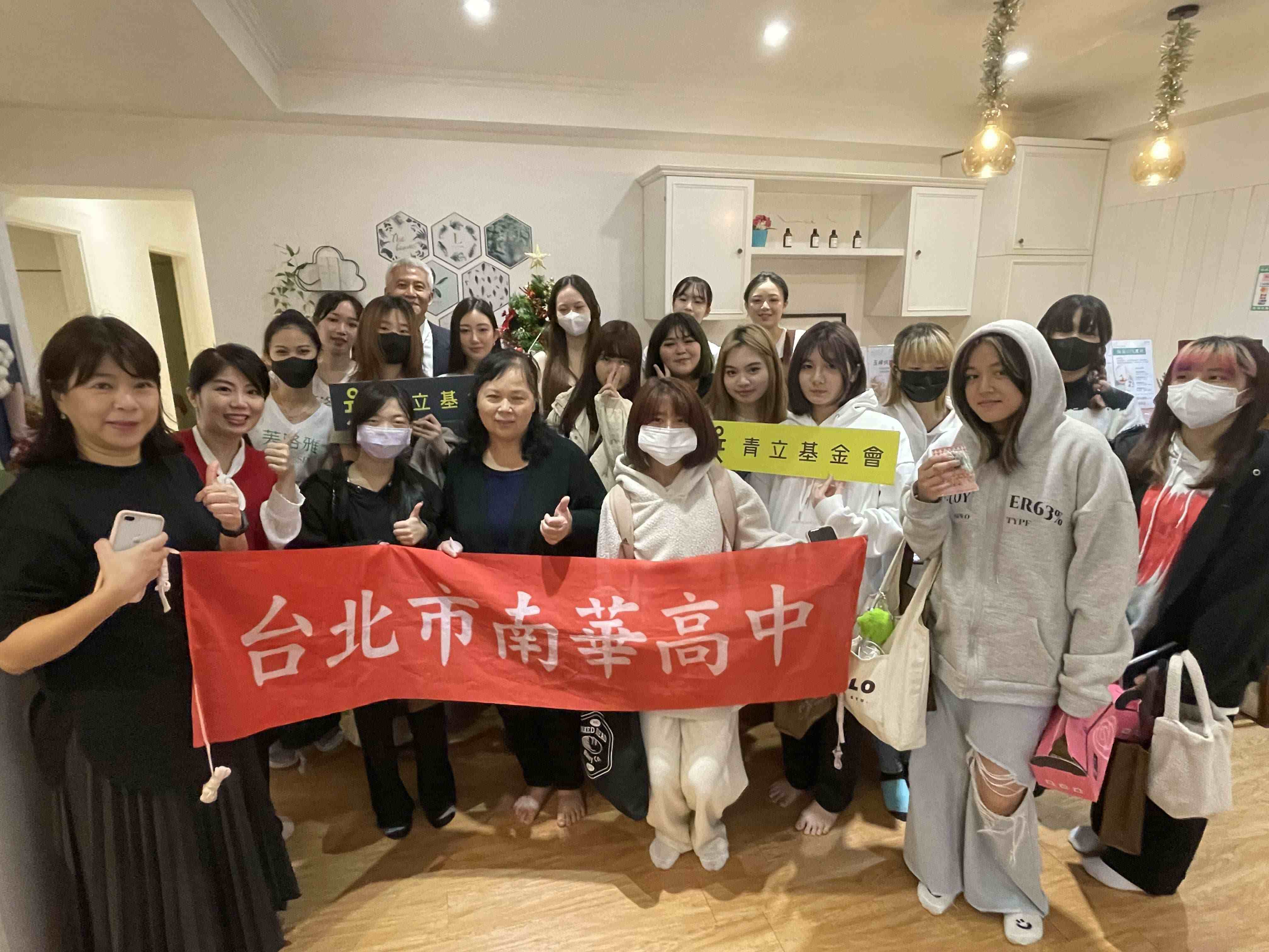 參訪團開心合影