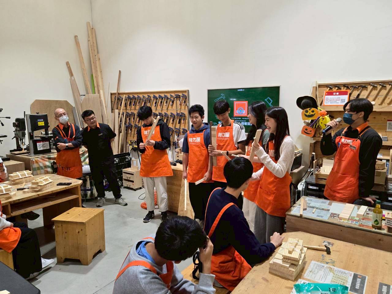 同學上場折木頭PK趣味賽