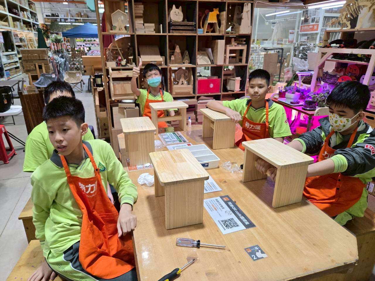 同學完成作品心滿意足