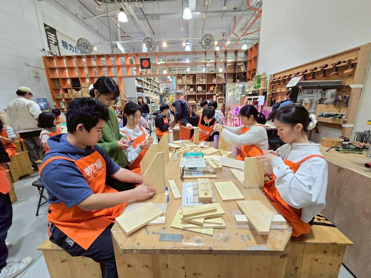 同學專注投入木工手做