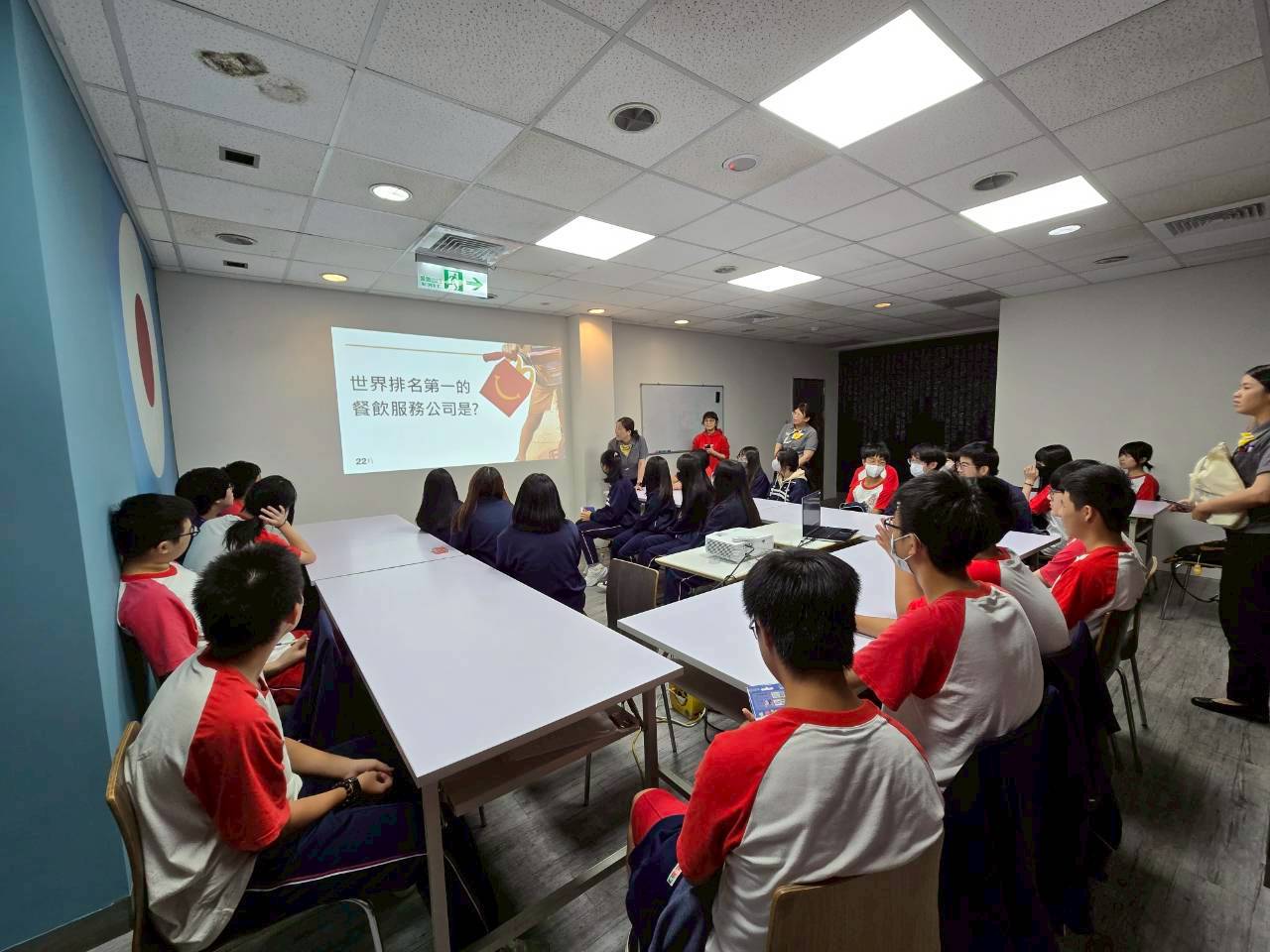 同學專注聆聽有獎徵答題目