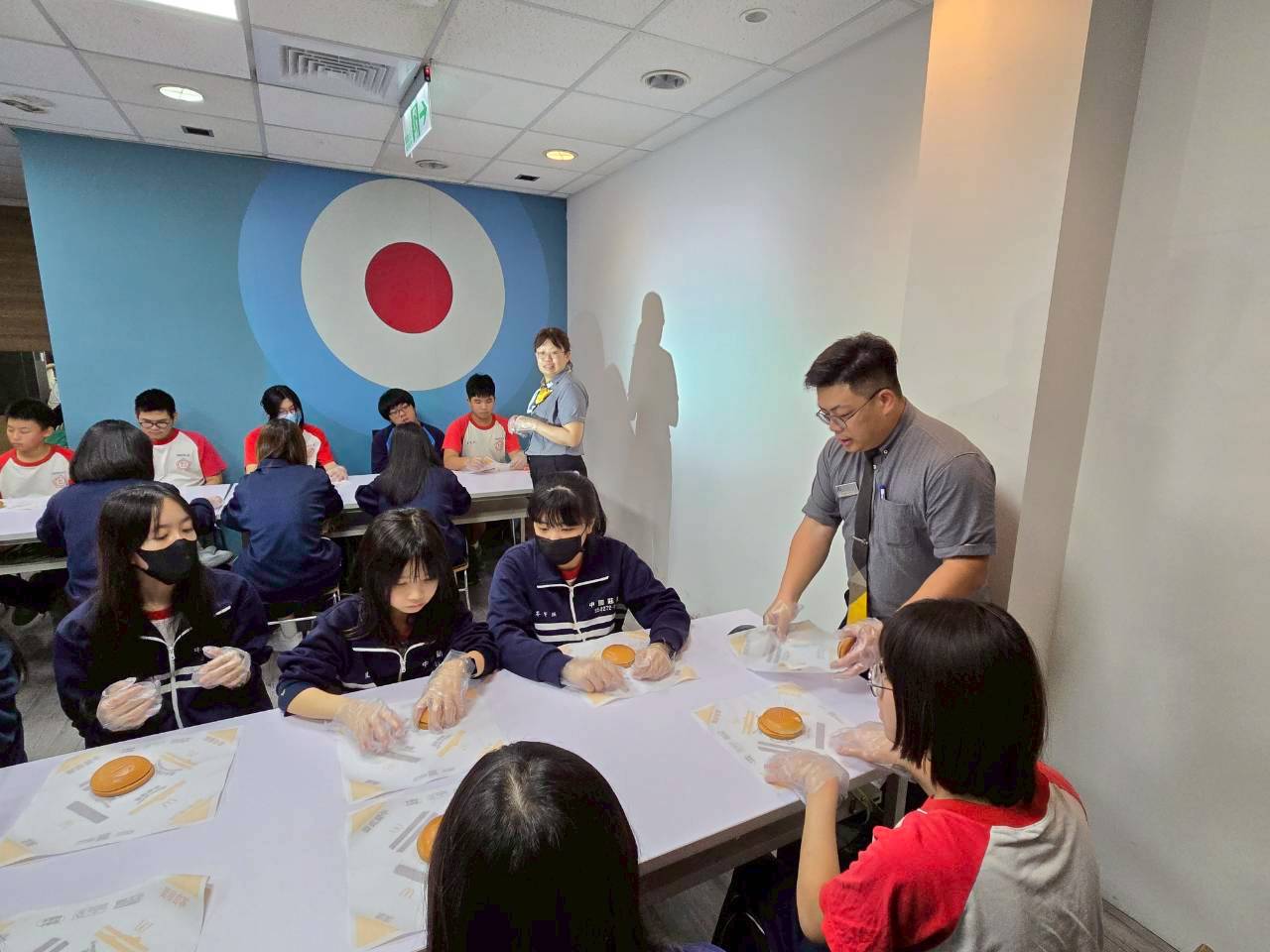 同學練習包漢堡