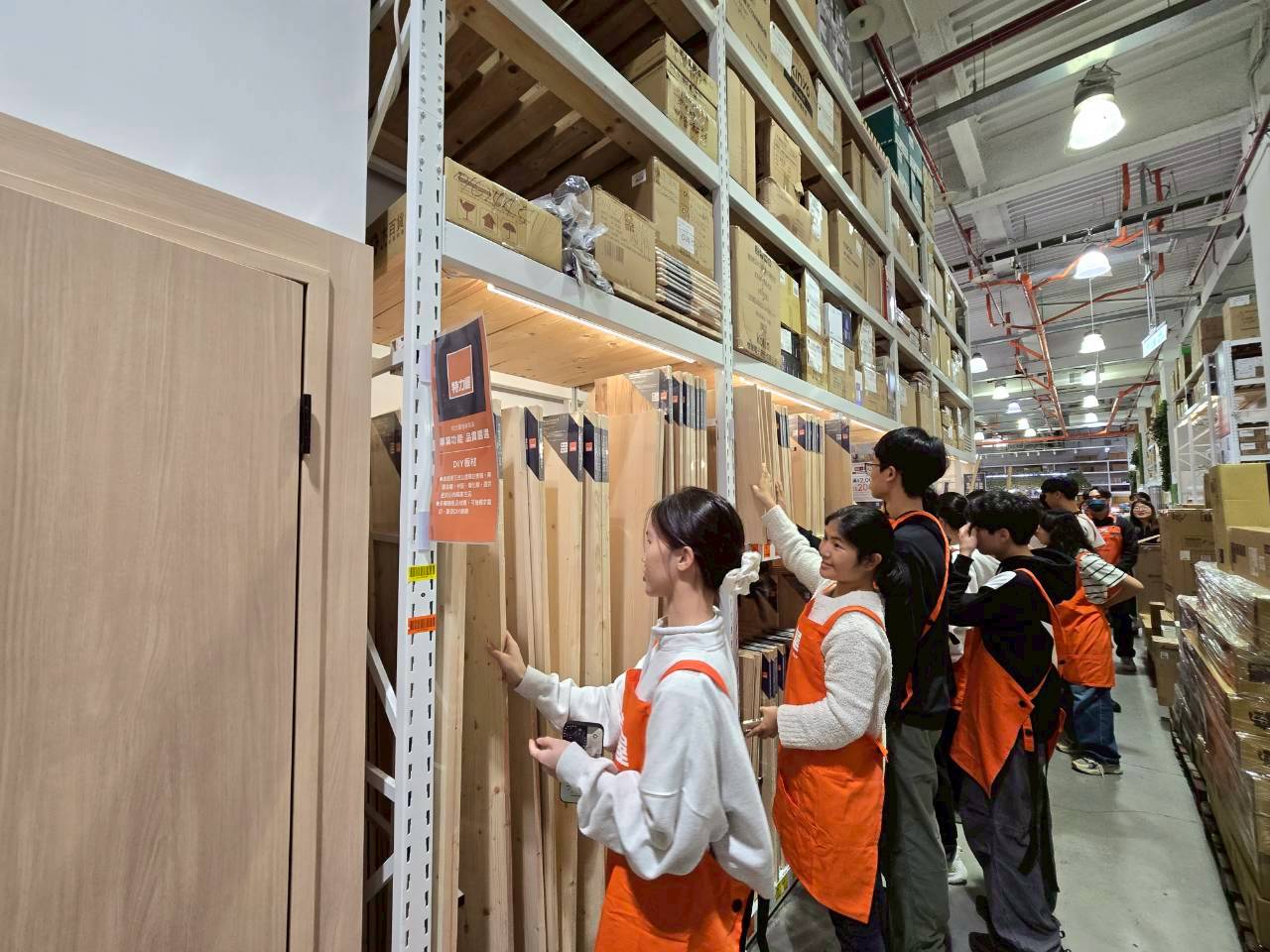 同學親手觸摸木板材質感受木板重量