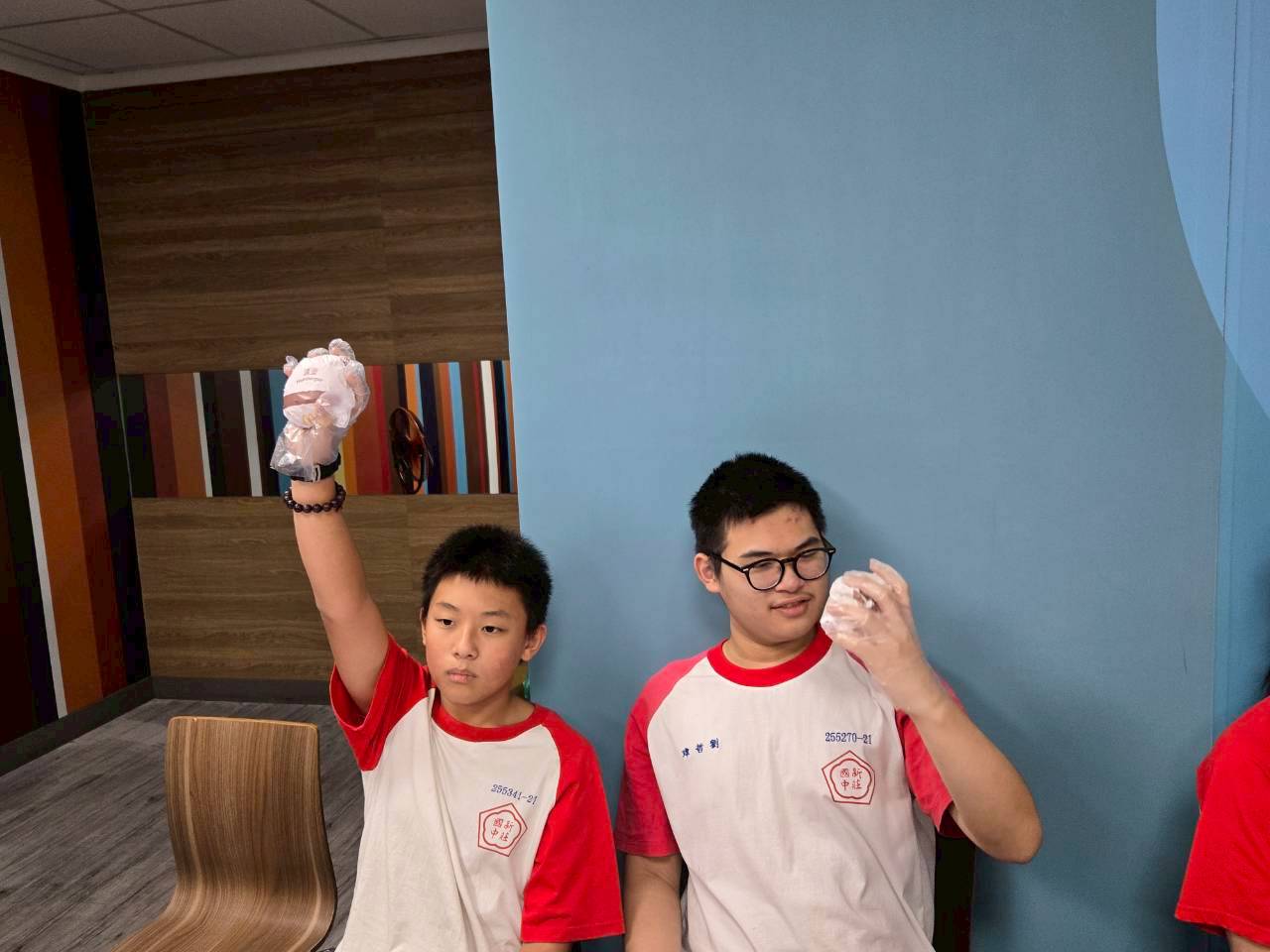 同學開心完成作品2