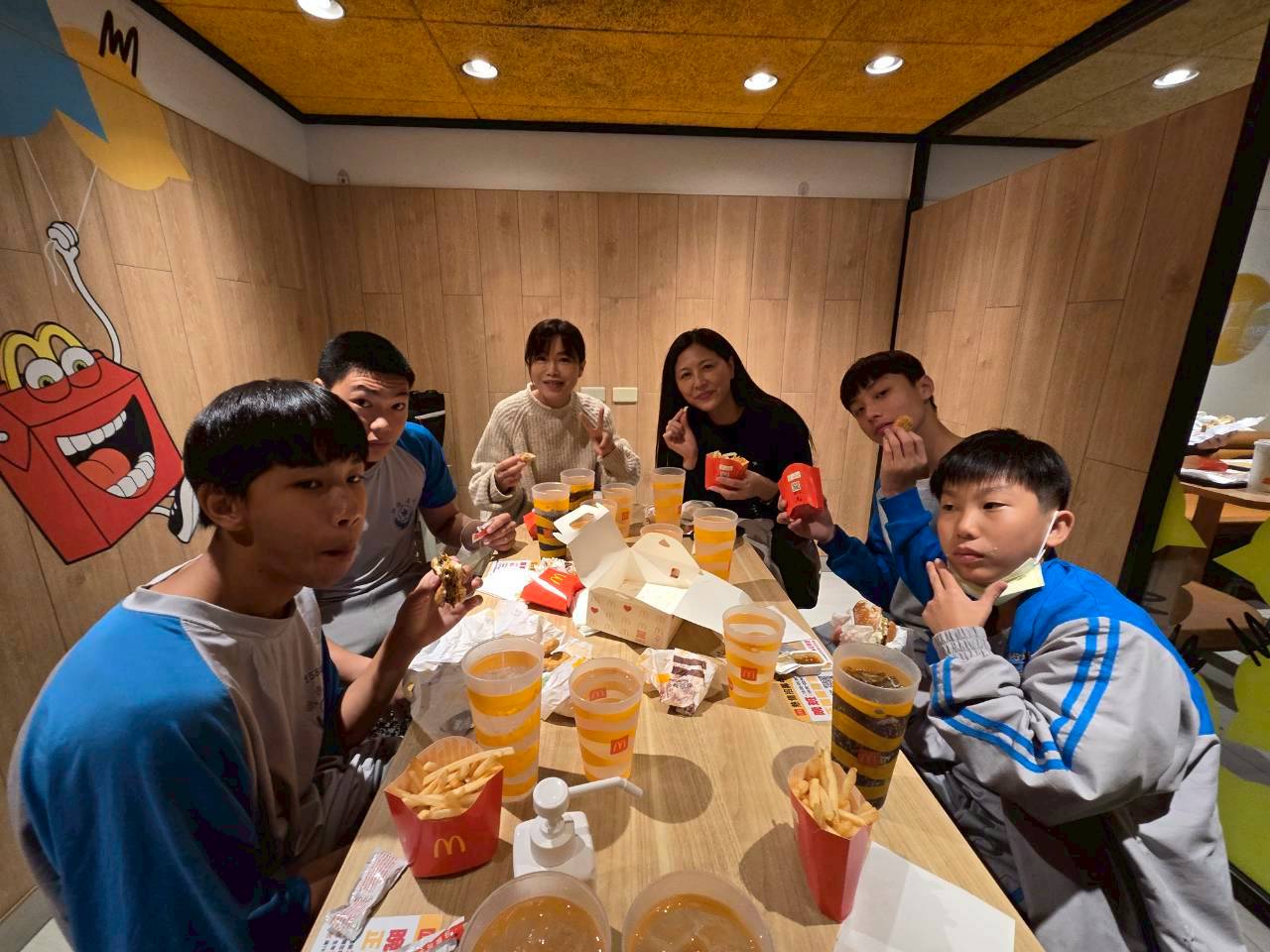 同學開心與餐點合影1