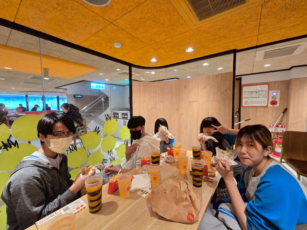 同學開心與餐點合影2