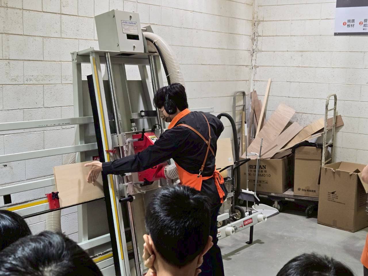 品成示範使用裁板機切割木板