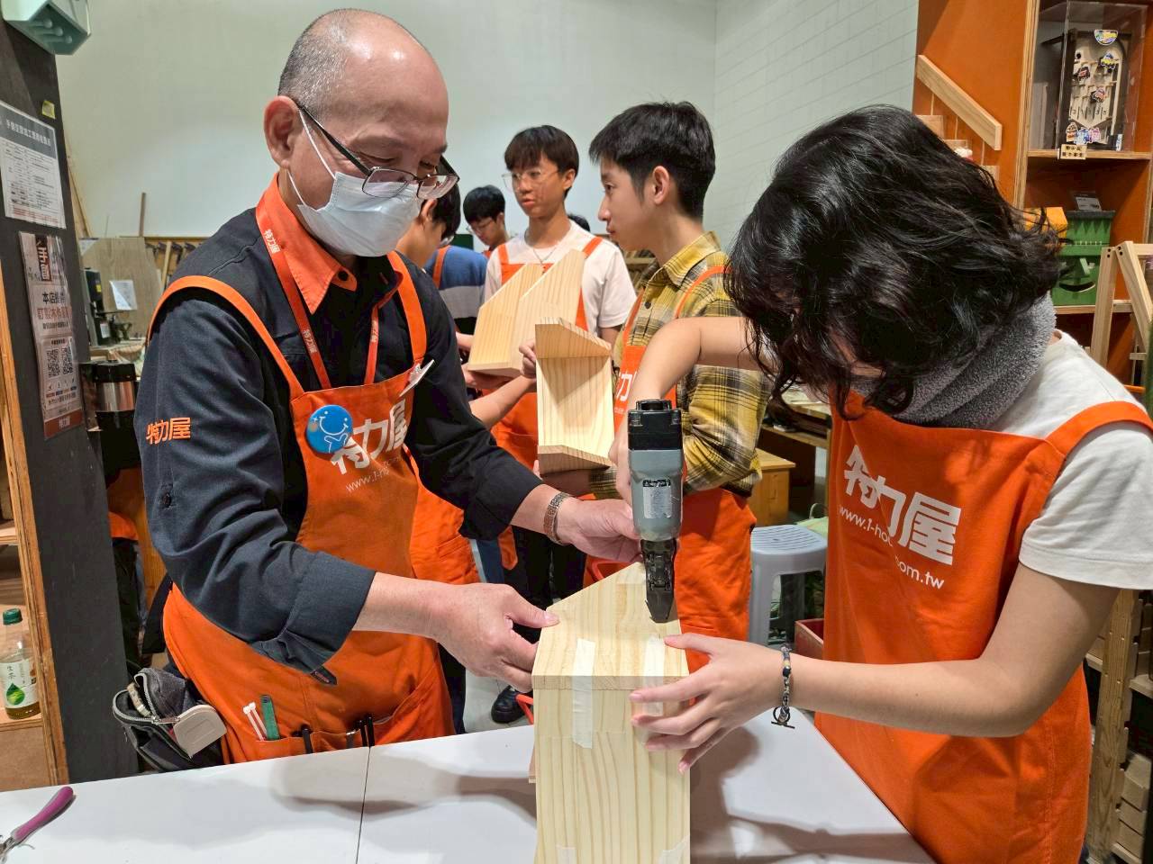 女同學練習使用氣動釘槍