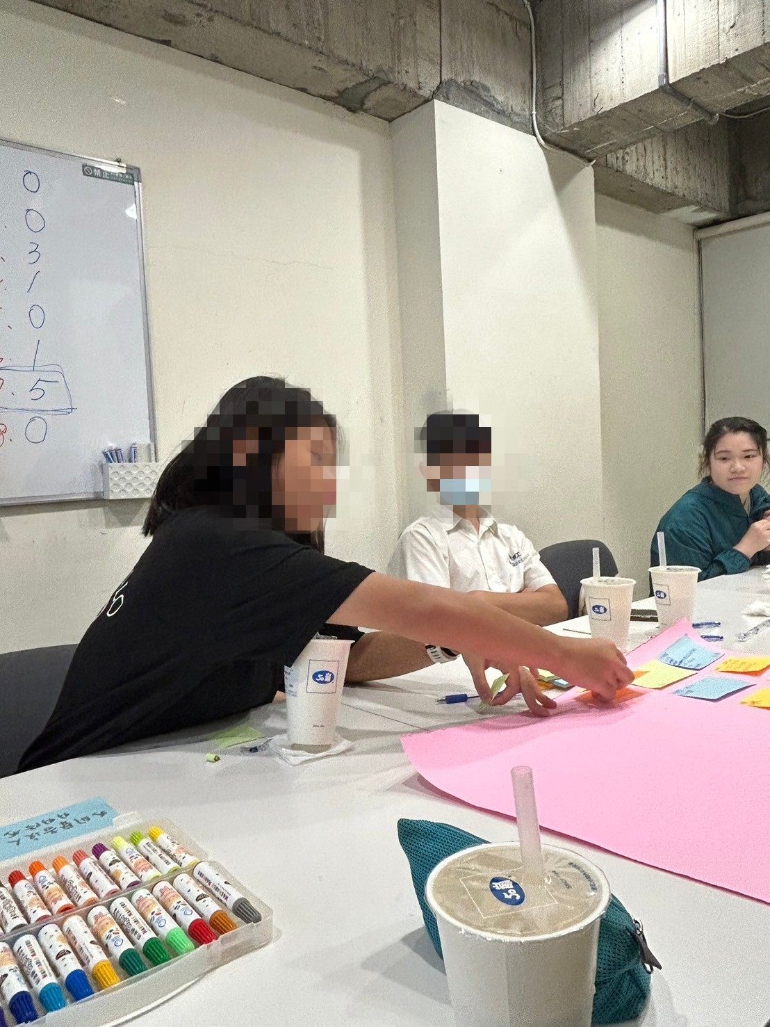 學員分享自己的煩惱與在乎並貼在海報紙上