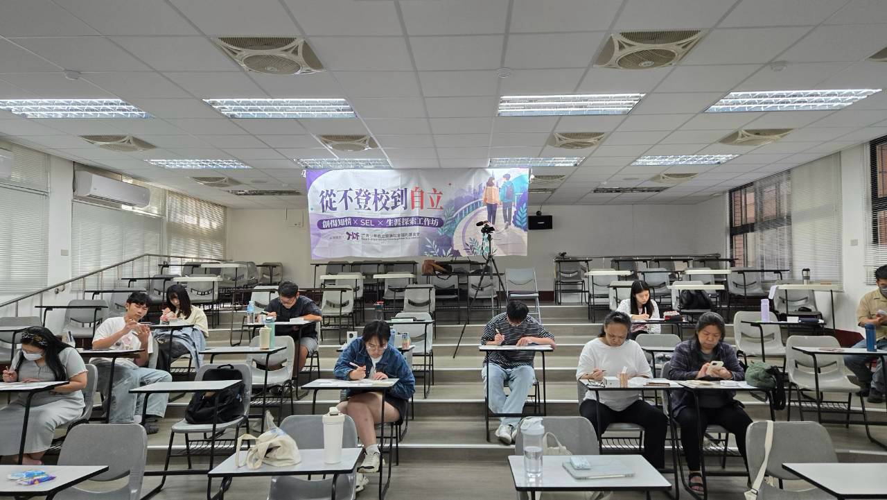 學員專注操作興趣探索牌卡與賴氏人格測驗