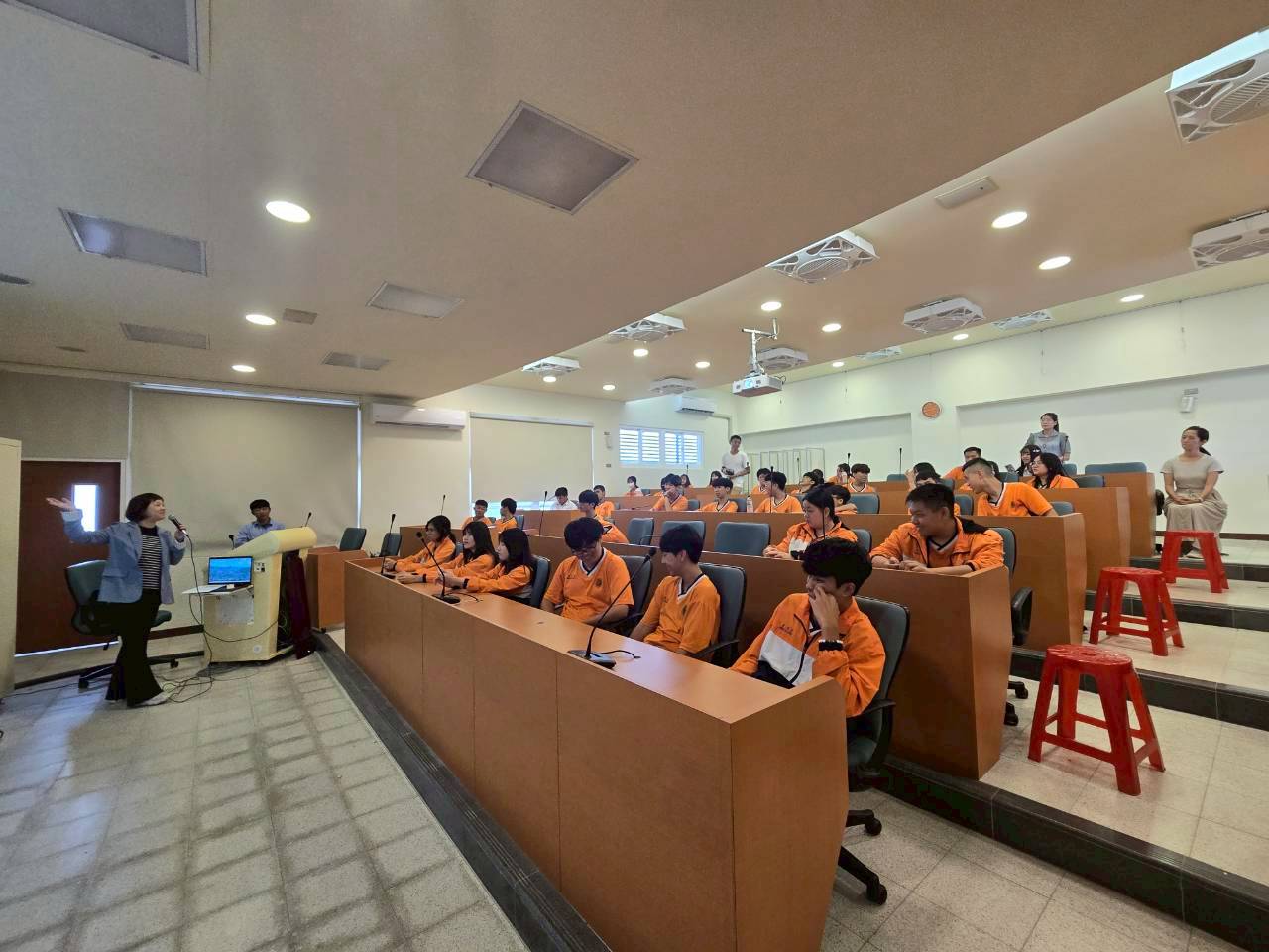 學生專注聆聽演講