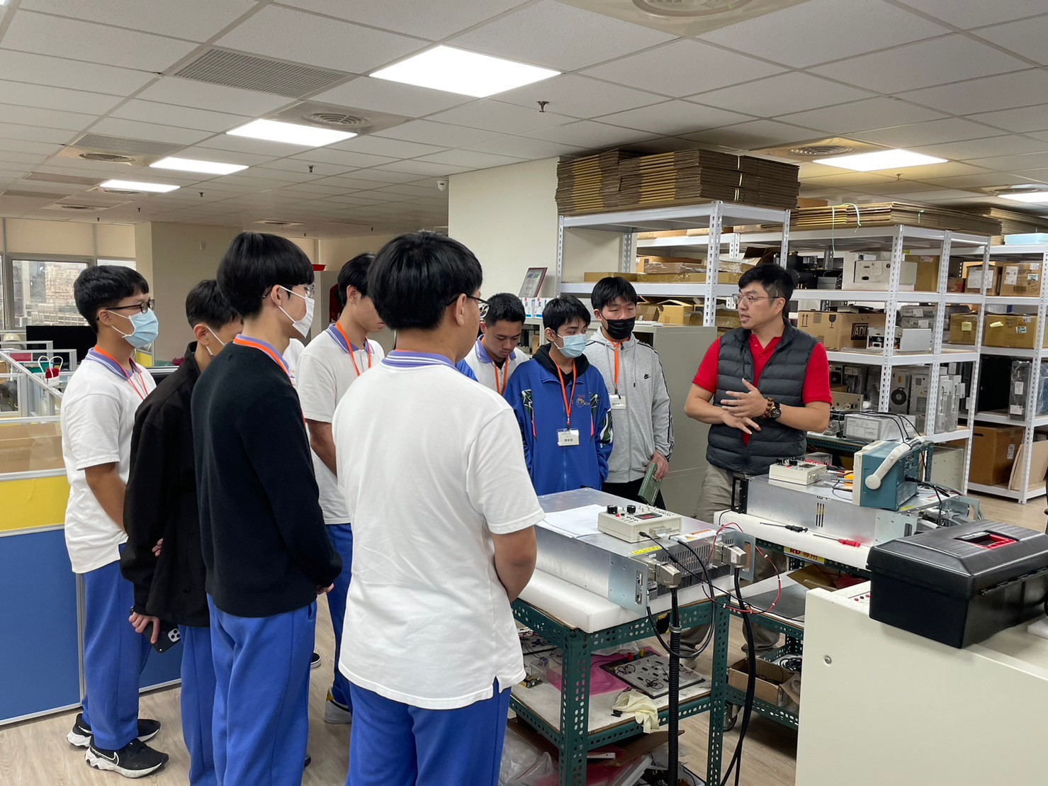 客服部主管George帶領示範電壓高達30KW的工業用電源供應器