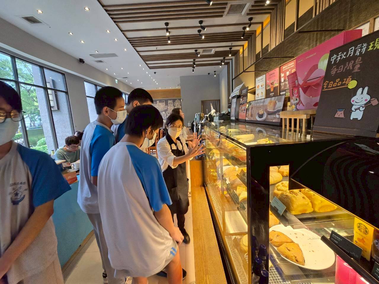 店經理Cony介紹星巴克工作環境2