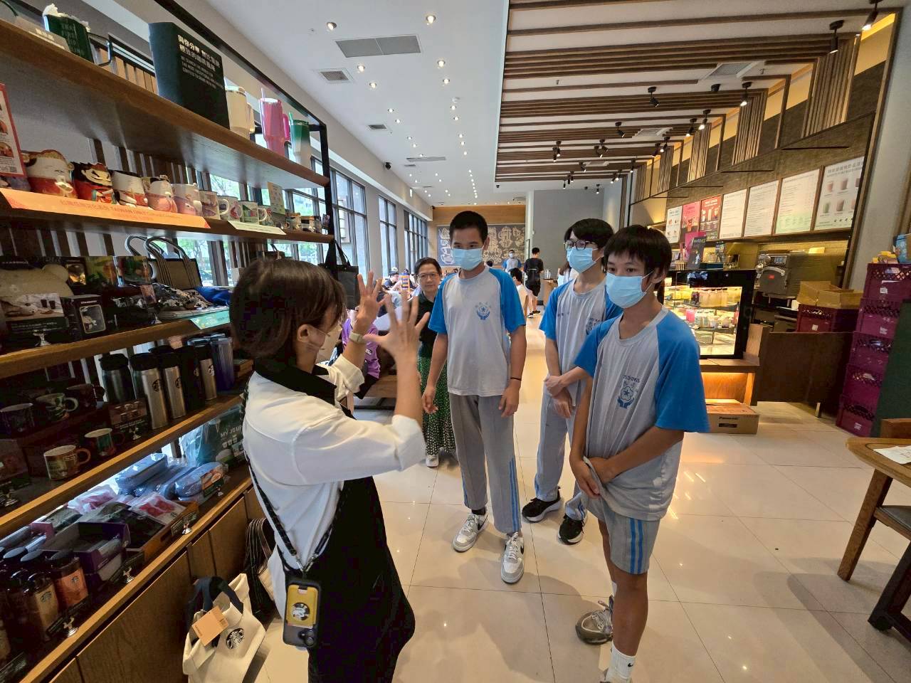 店經理Cony介紹星巴克工作環境