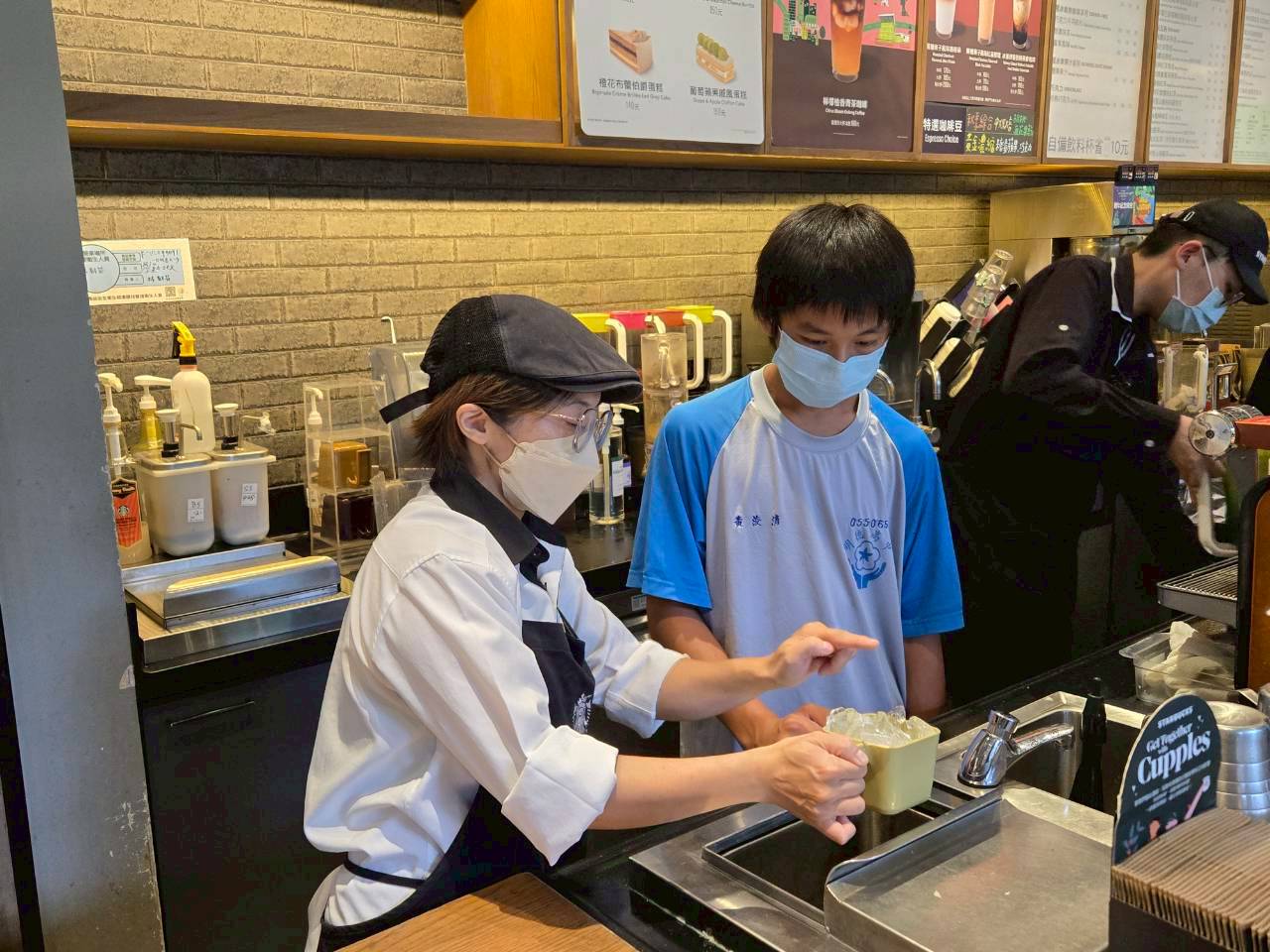 店經理Cony帶領學員製作星冰樂