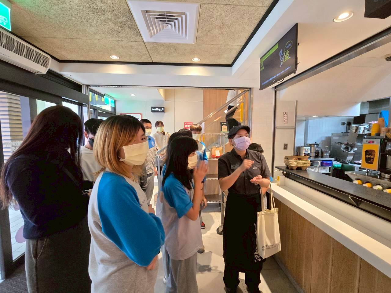 店經理介紹櫃台與飲料製作服務