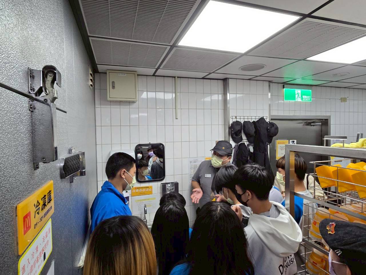 店經理介紹洗手方式