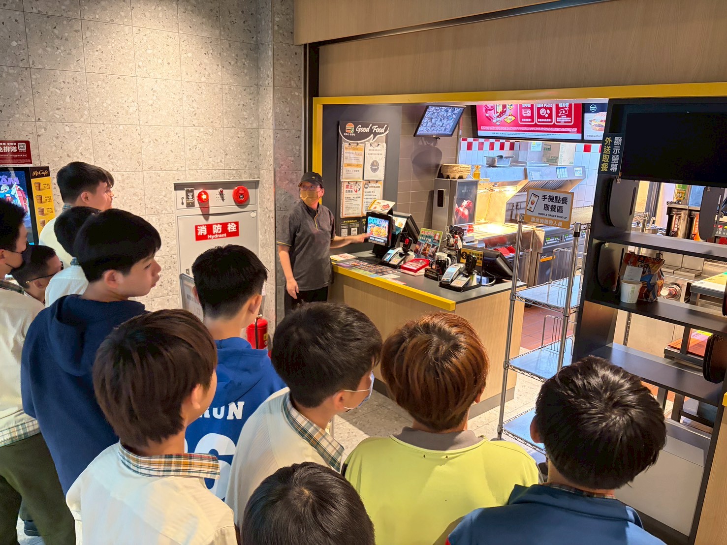 店經理介紹餐廳外場環境