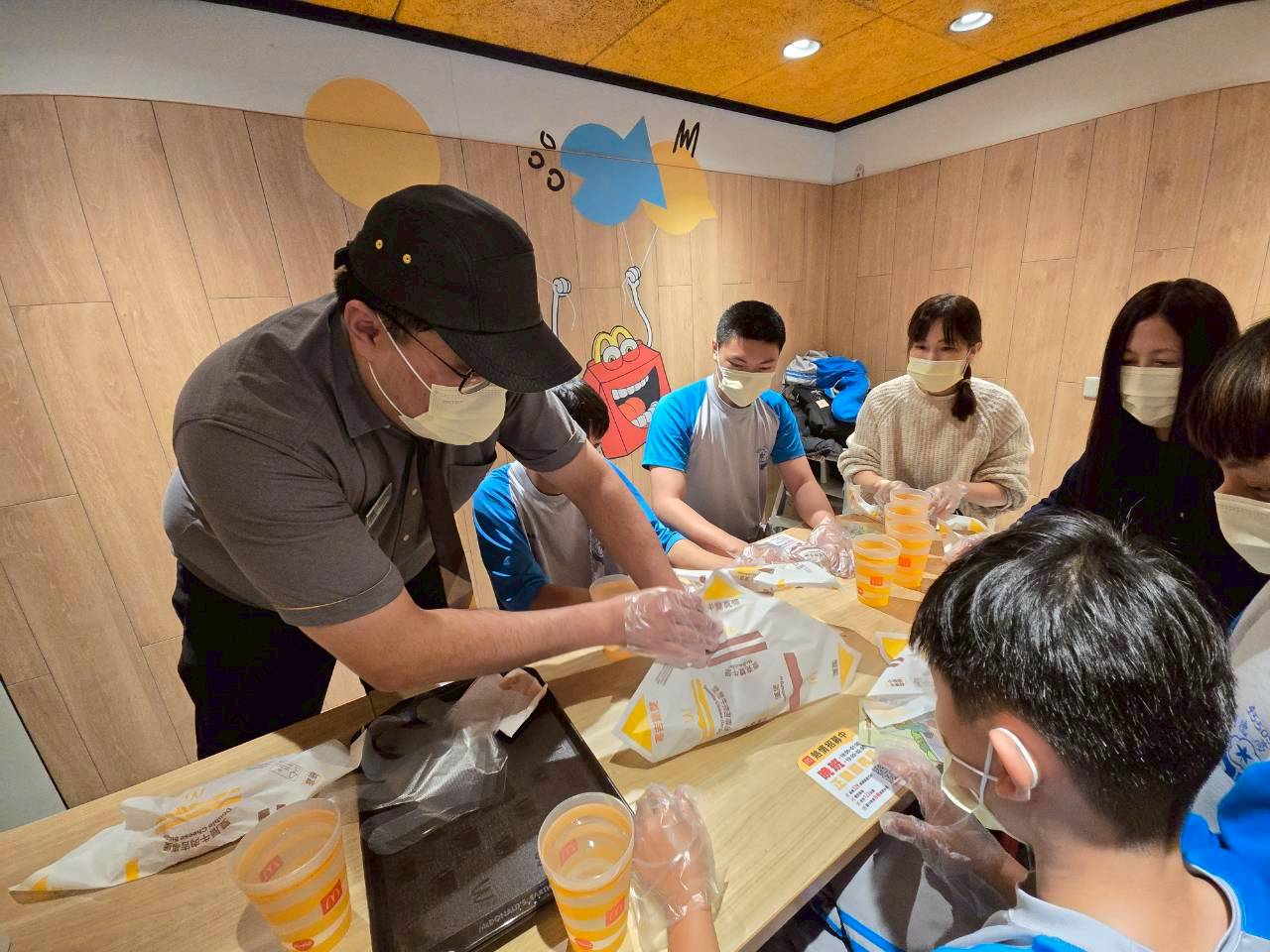 店經理教導同學包漢堡