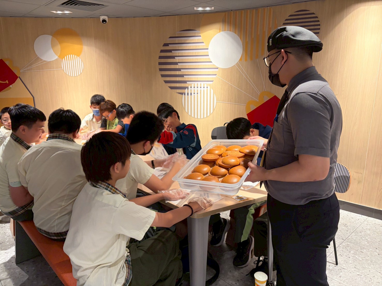店經理發漢堡麵包