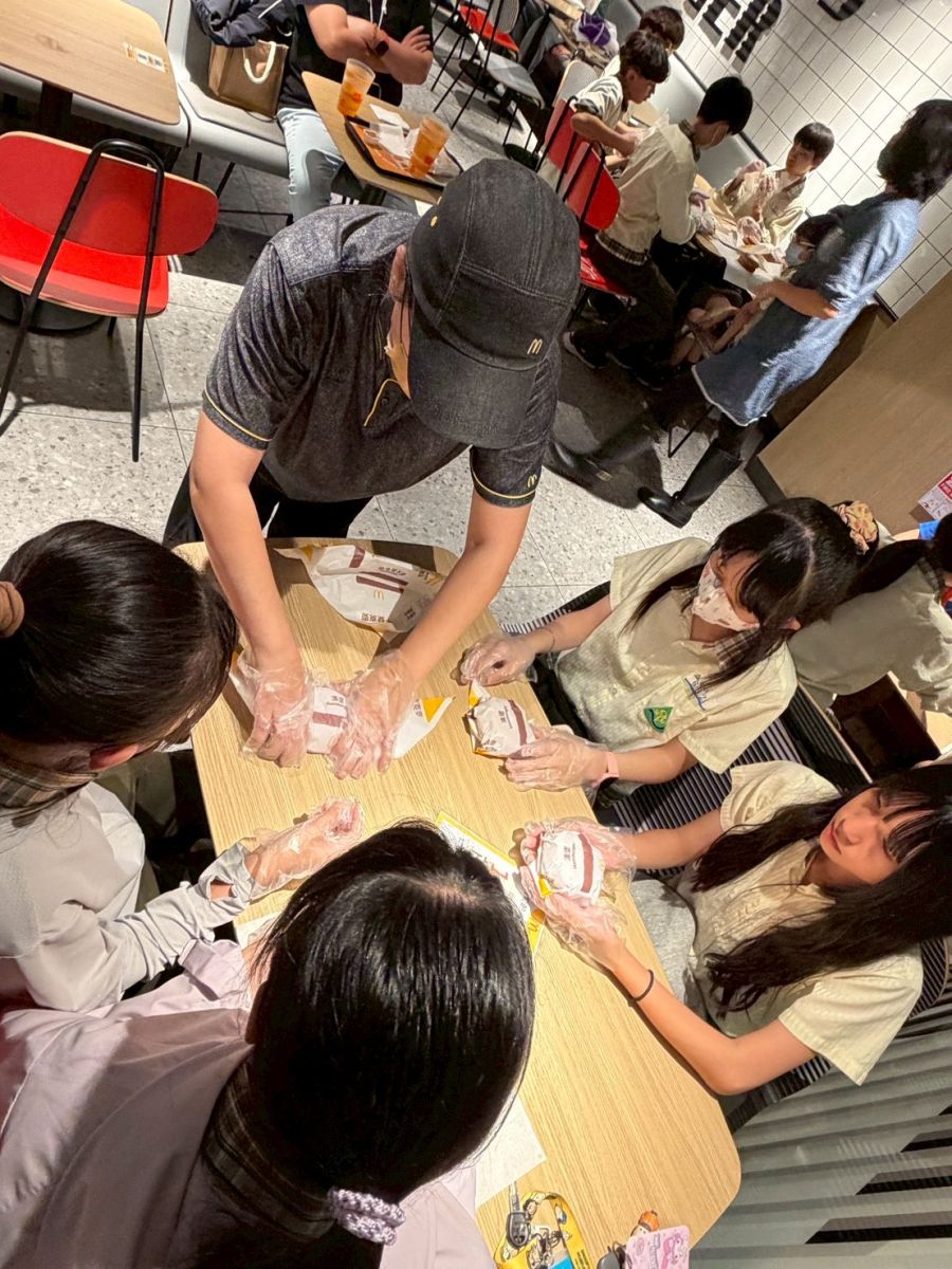 店經理示範如何包漢堡