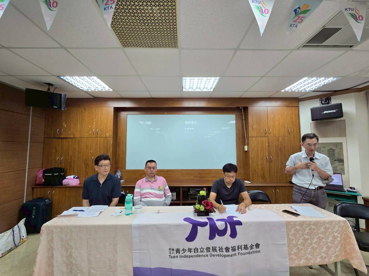 座談會邀請高雄在地校長教師一起討論陪伴孩子正向自立的方法