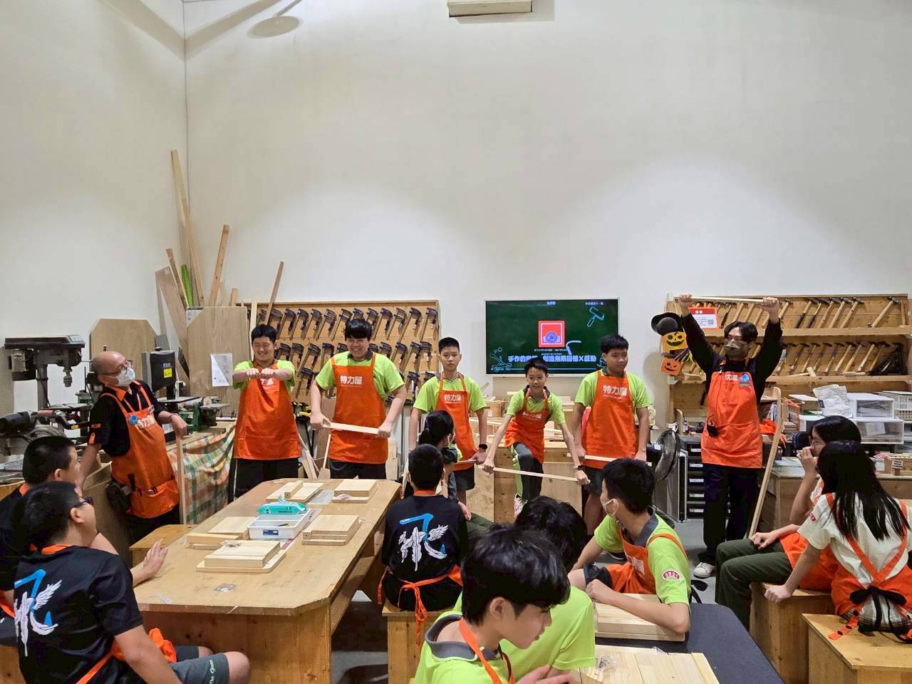 同學透過折木頭比賽認識木材