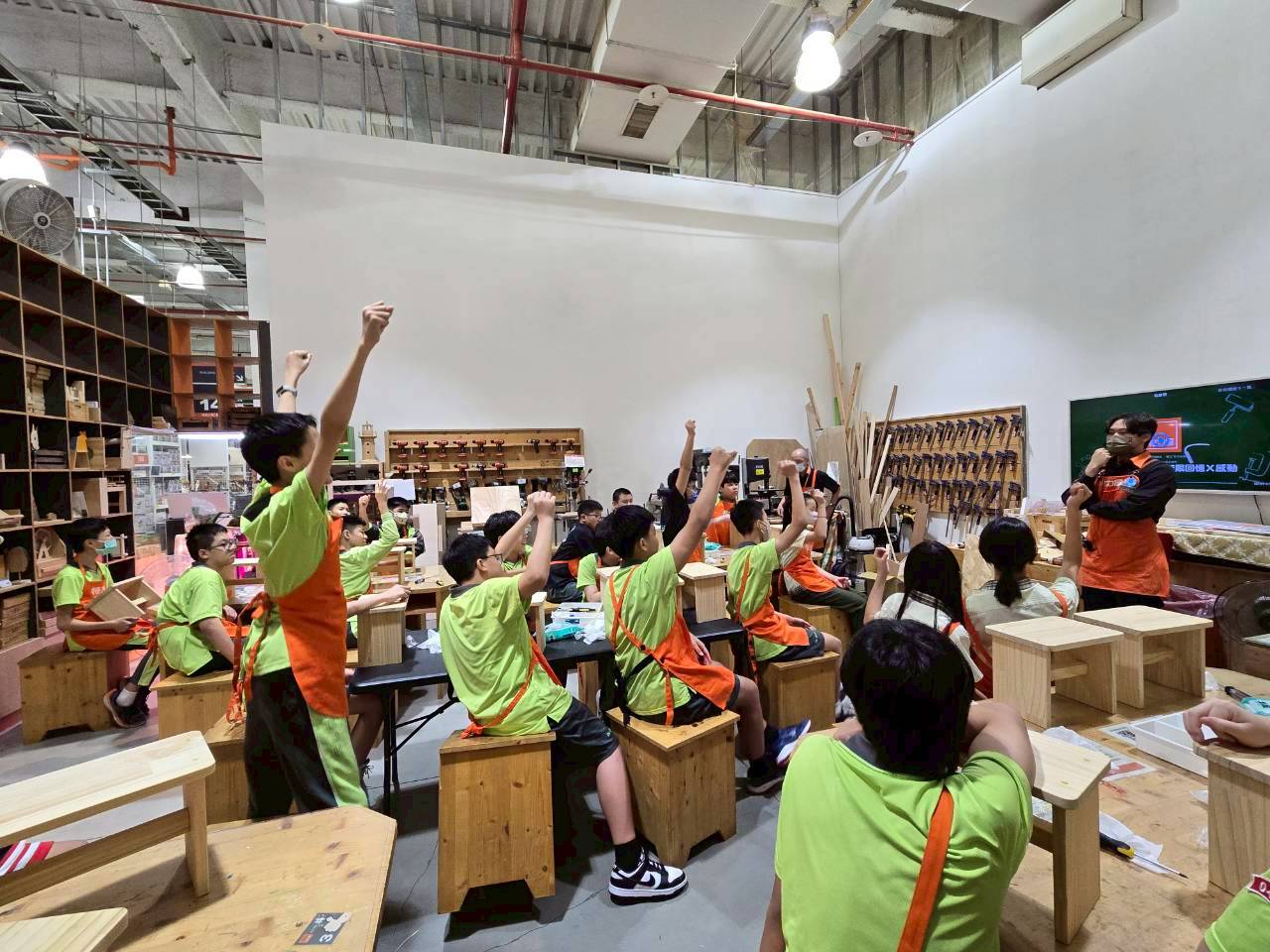 有獎徵答同學踴躍舉手回應講師