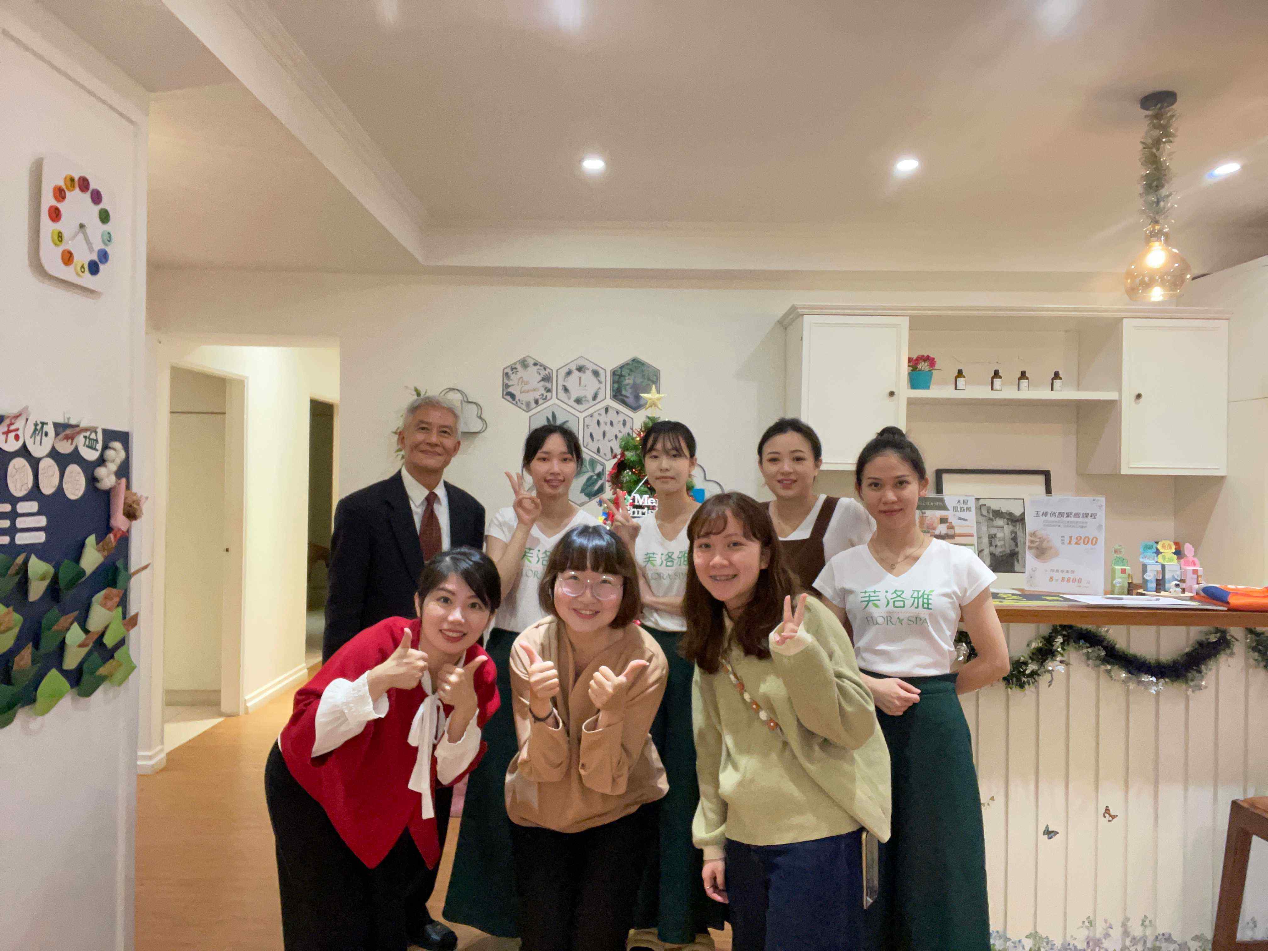 本會同仁與企業夥伴合影