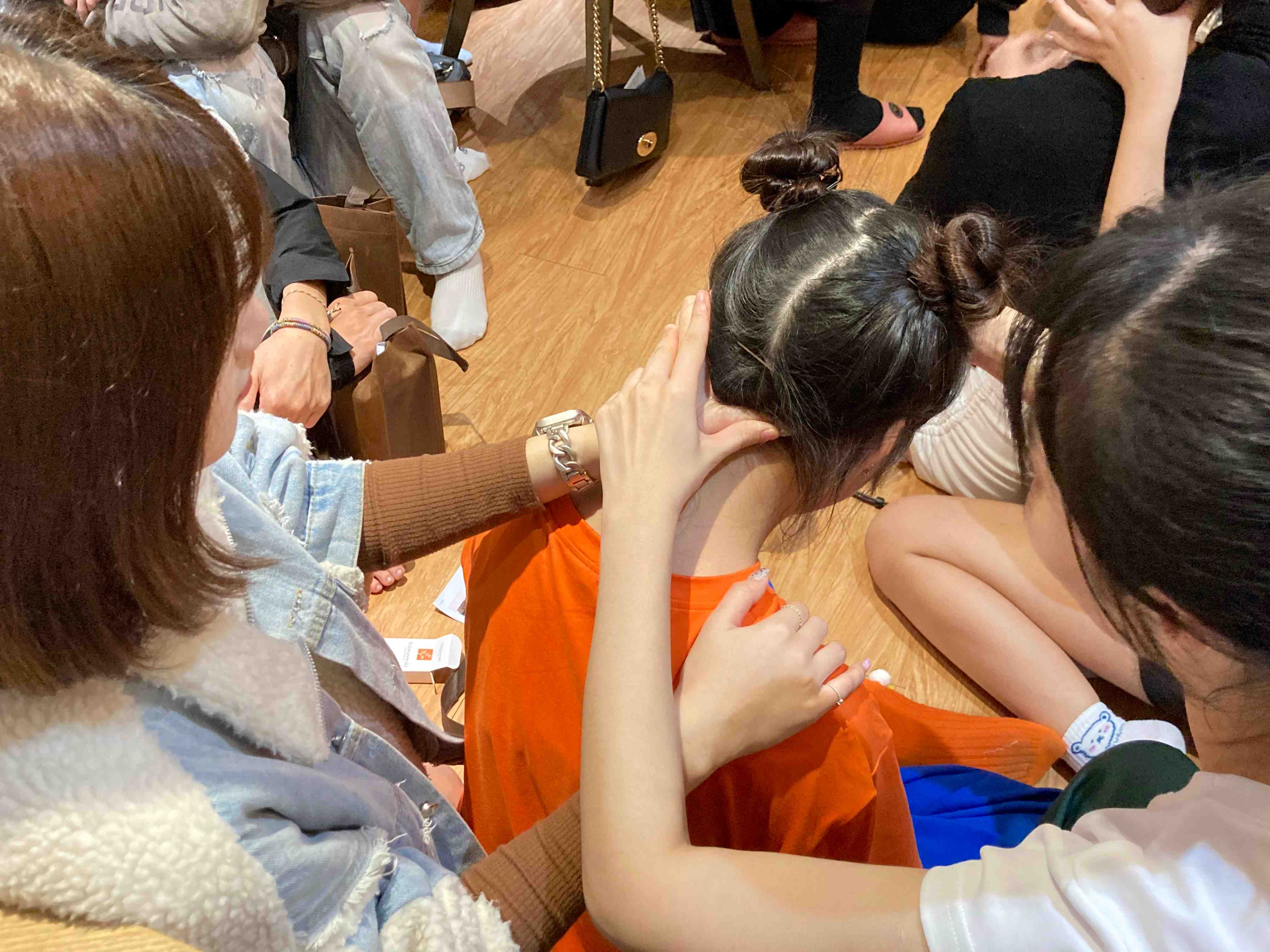 業師教導學員按摩技法
