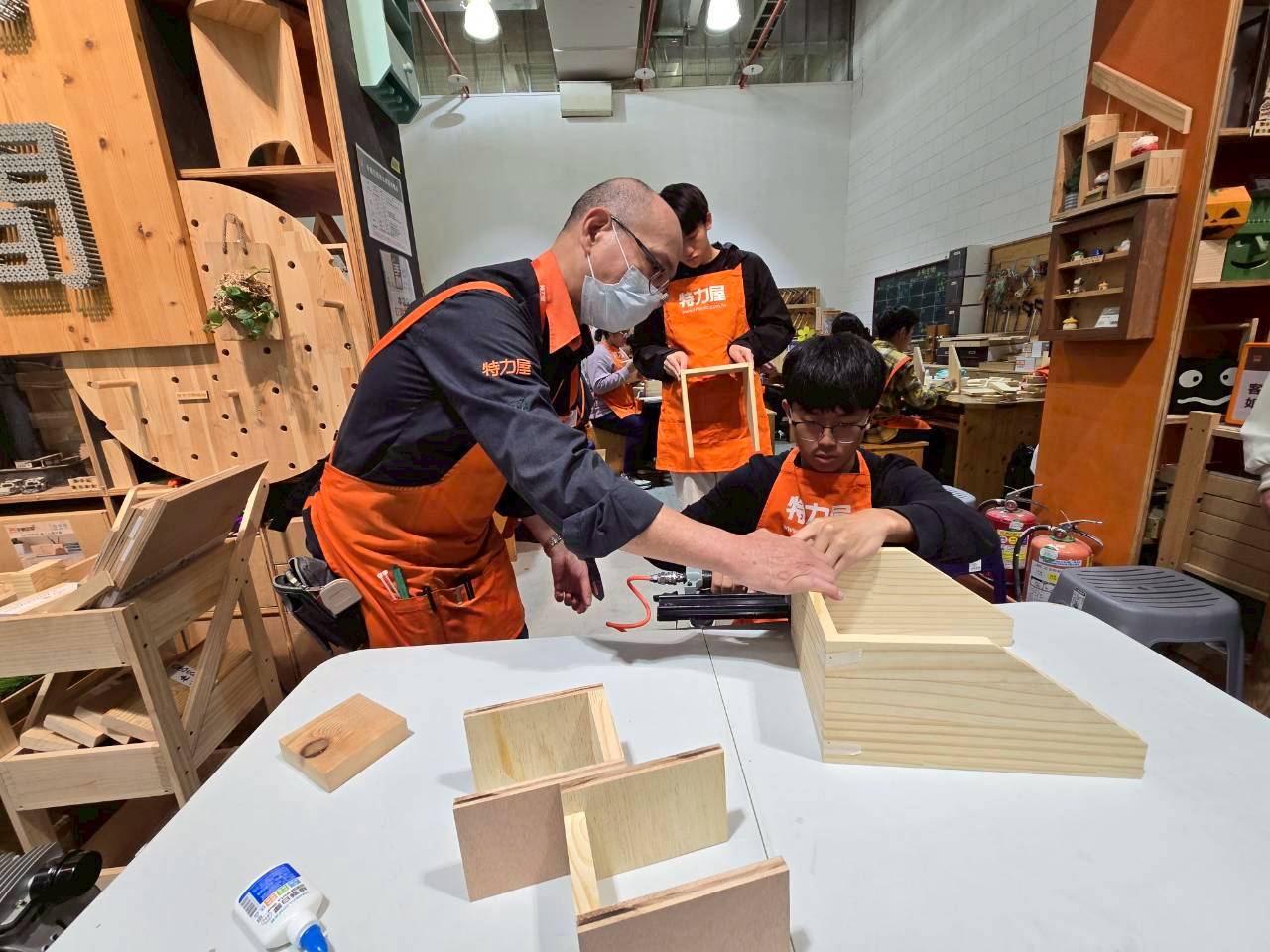 男同學練習使用氣動釘槍