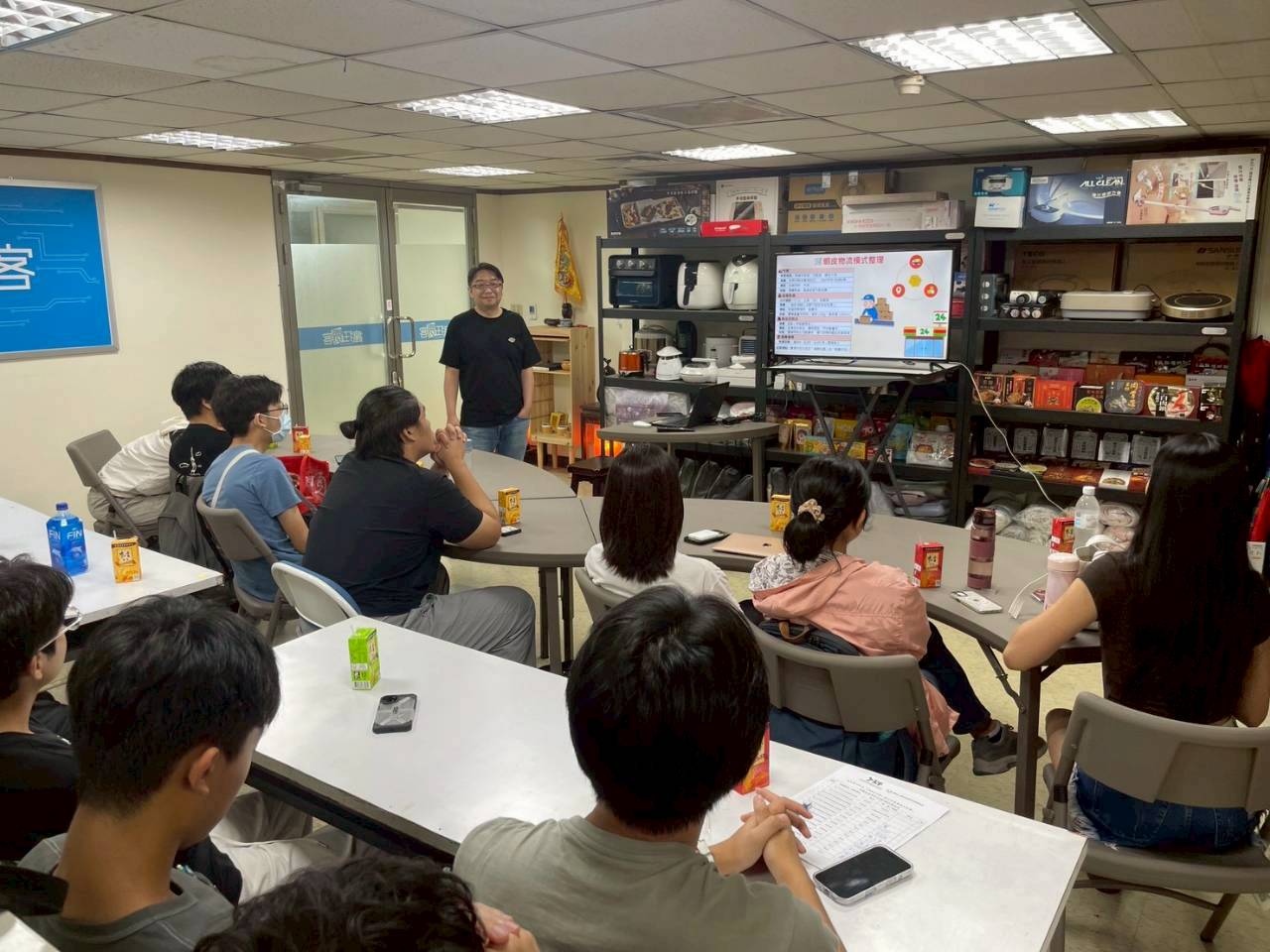 總經理介紹不同電商的優缺點